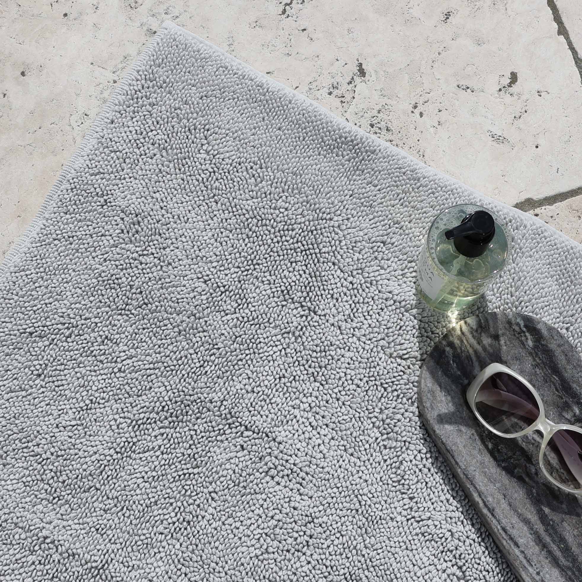 Detailaufnahme Badvorleger Twist in Silbergrau–Textur aus reiner Baumwolle–zweiseitig nutzbar–edle Verarbeitung von Decor Walther–Wellness-Gefühl zuhause