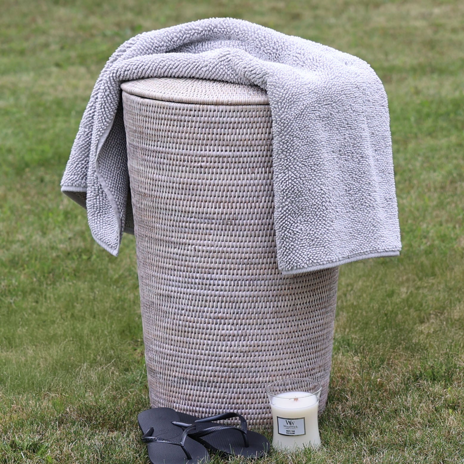 Badteppich im Farbton Silbergrau-drapiert auf Wäschekorb-Decor Walther Serie Twist-angenehm weich-beidseitig verwendbar-langlebige und zeitlose Qualität