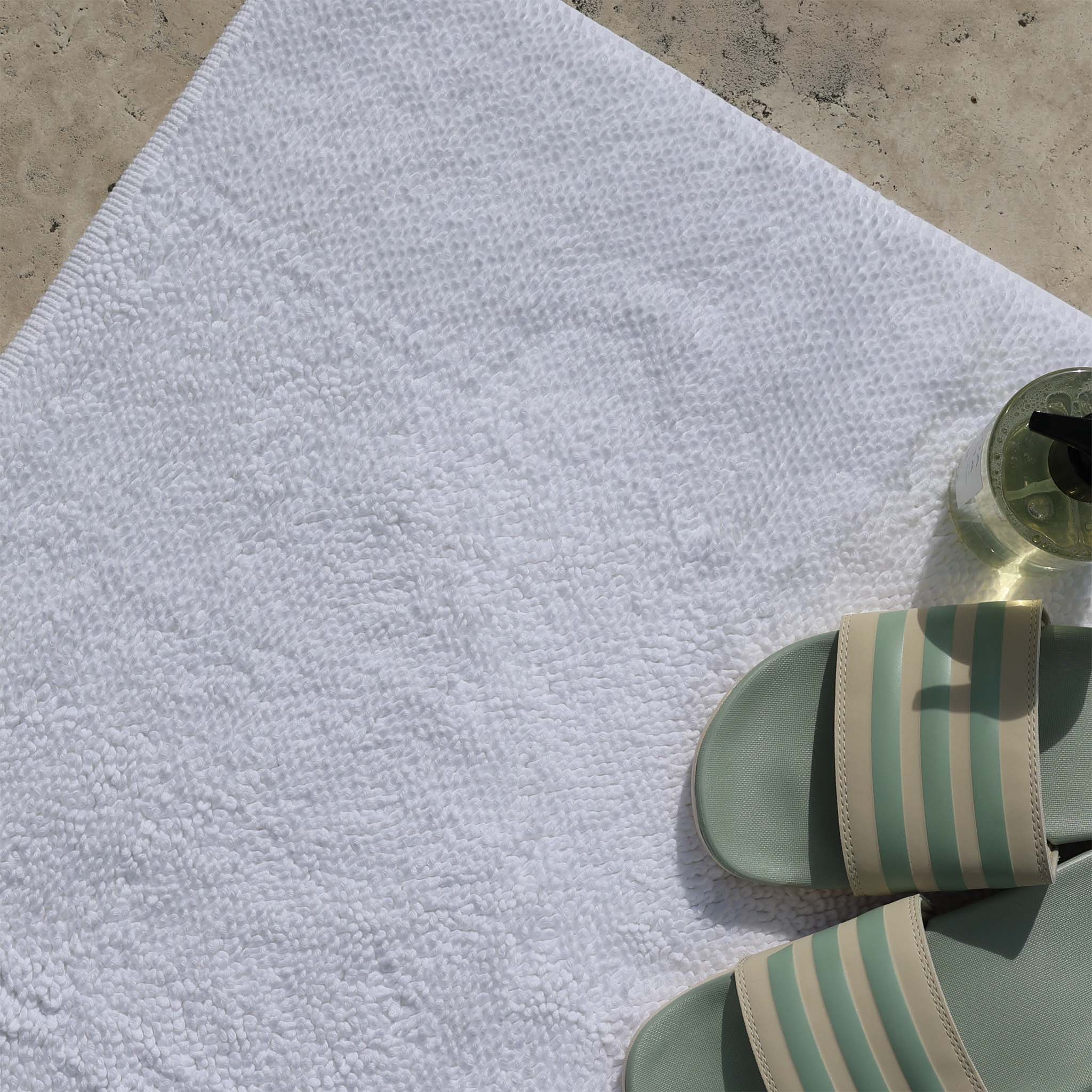 Badteppich auf Fliesenboden–Farbe Weiß–Serie Twist von Decor Walther–reine Baumwolle–hochwertige Verarbeitung–zeitlos und strapazierfähig