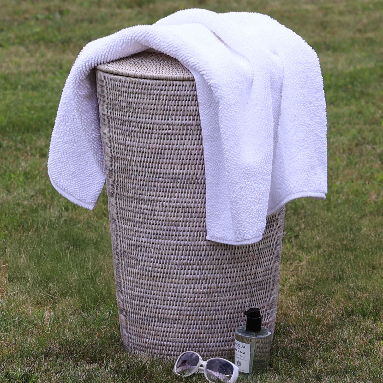 Badteppich auf Wäschekorb drapiert–Decor Walther Serie Twist–zeitloses Design–hochwertige Baumwolle–beidseitig nutzbar–angenehm weich & langlebig