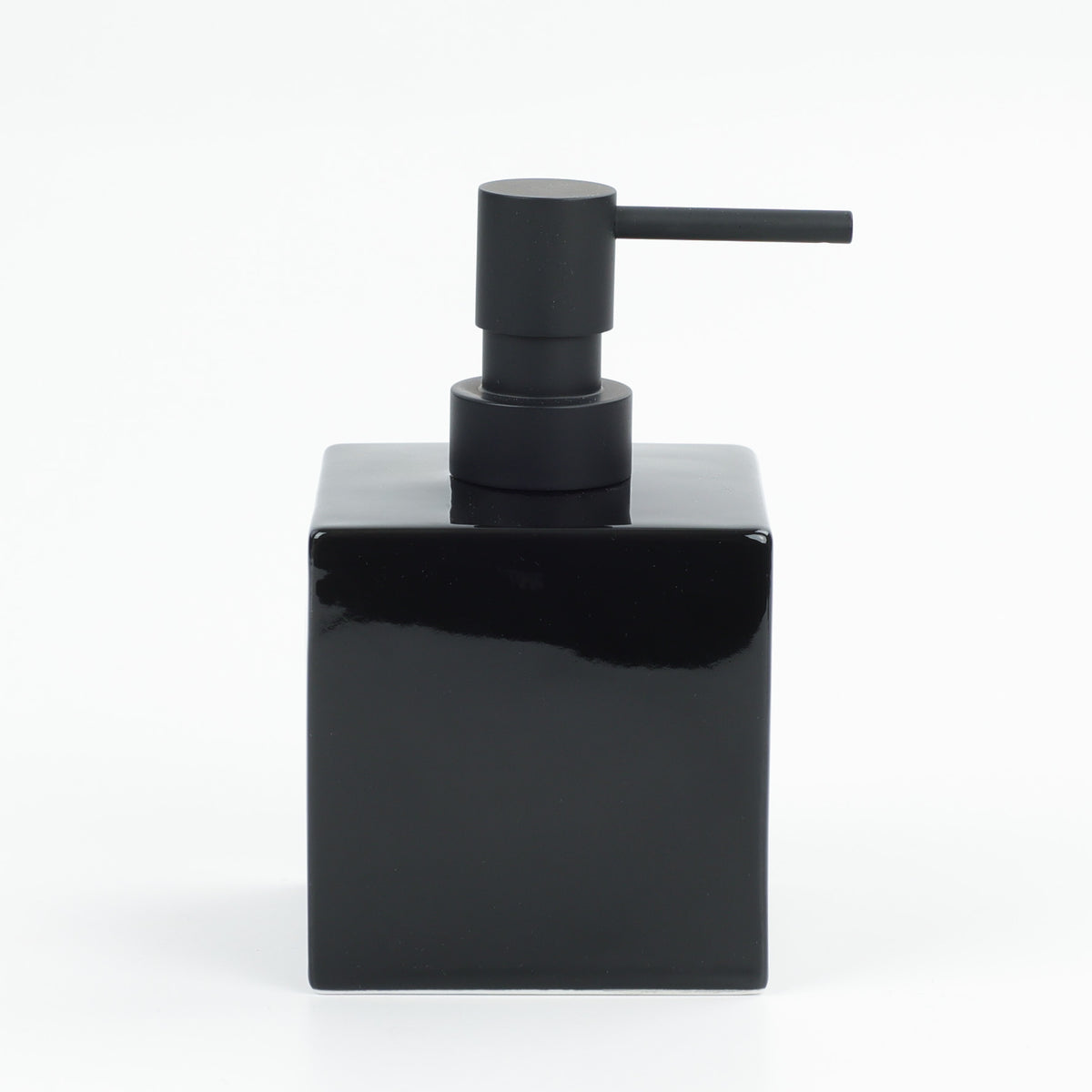 Freistehender Seifenspender DW525 aus schwarzem Porzellan mit schwarz-mattem Pumpkopf von Decor Walther, edles kontrastarmes Design mit 425-ml-Volumen