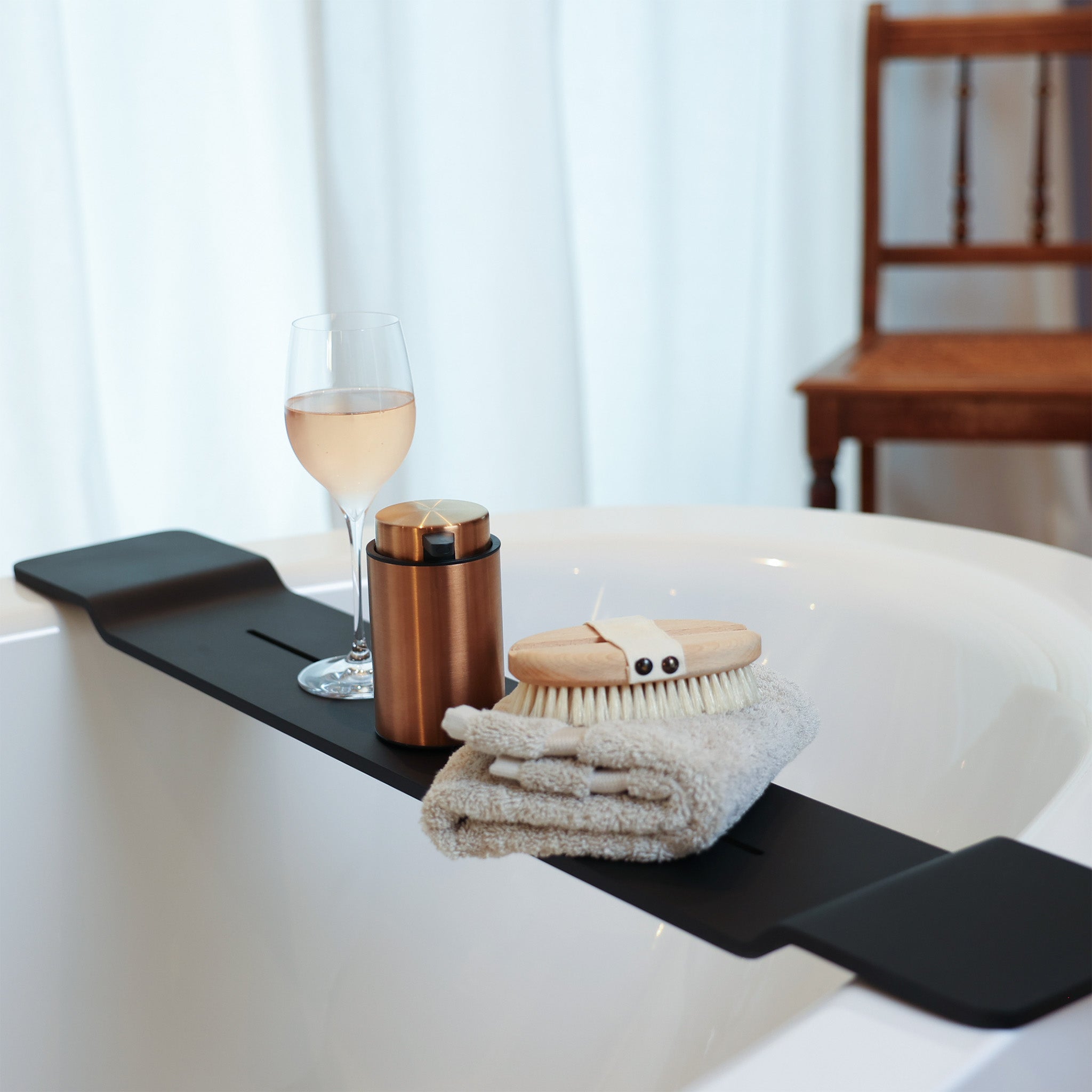 Abtauchen und entspannen mit der eleganten Wannenbrücke Black Stone von Decor Walther - Pflegeprodukte und ein Glas Wein griffbereit - hochwertiger Mineralguss macht die Brücke pflegeleicht