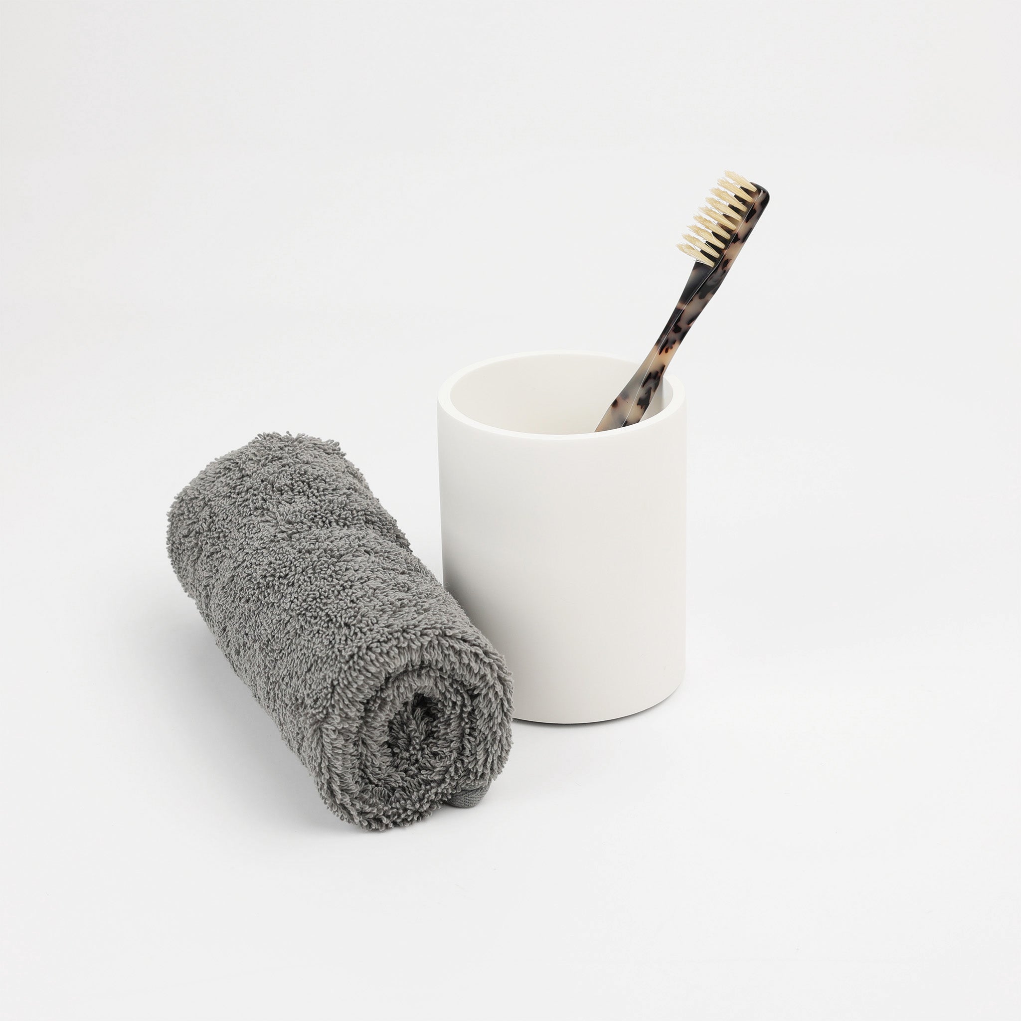 Becher BER aus der Stone-Serie – mattweißes Finish mit angenehm warmer Haptik.