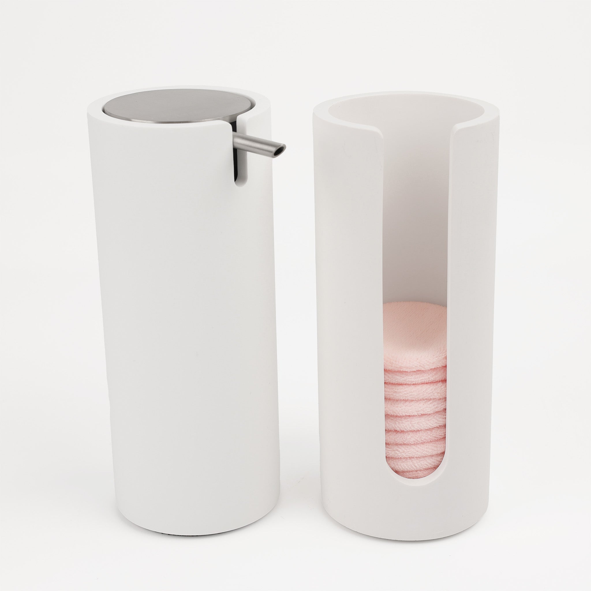 Weiß matter Seifenspender von Decor Walther mit Edelstahl Matt Pumpe, befüllt mit Flüssigseife für ein zeitloses Baddesign.