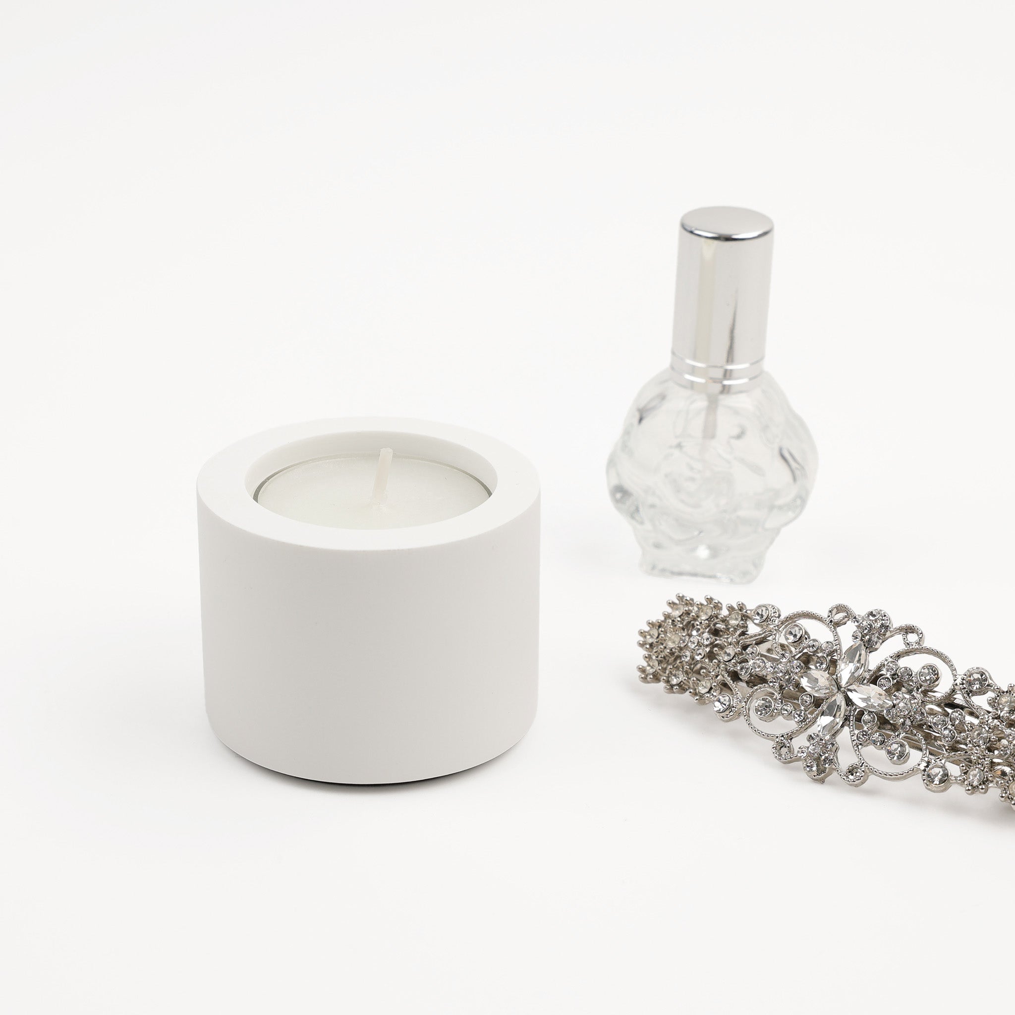 Eleganter Teelichtständer TLH aus Mineralwerkstoff in Weiß matt – minimalistisches Design und angenehm warme Haptik.