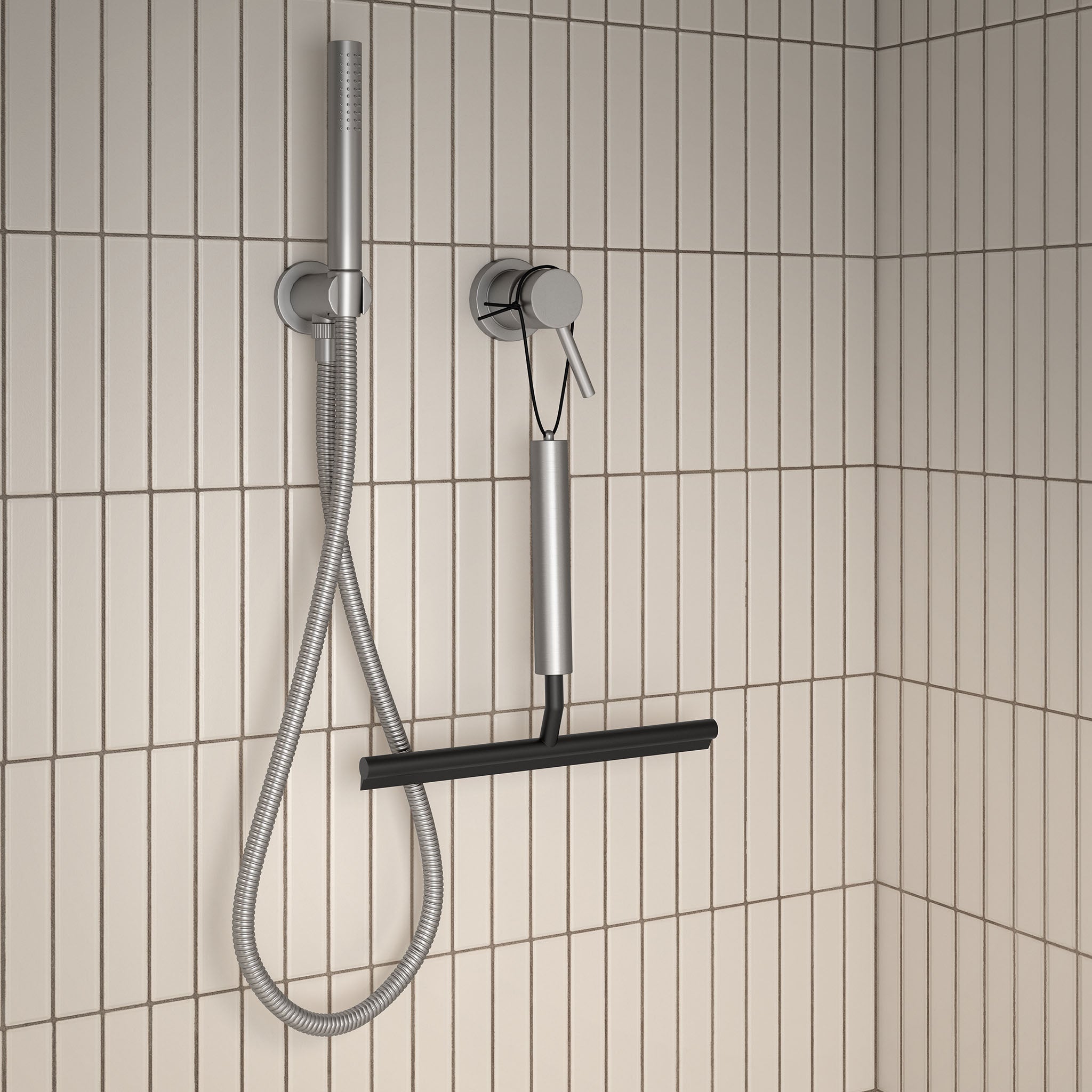 Badabzieher Aquablade von Decor Walther aus Edelstahl matt, minimalistisches Design mit ergonomischem, ausziehbarem Griff für große bodengleiche Duschen.