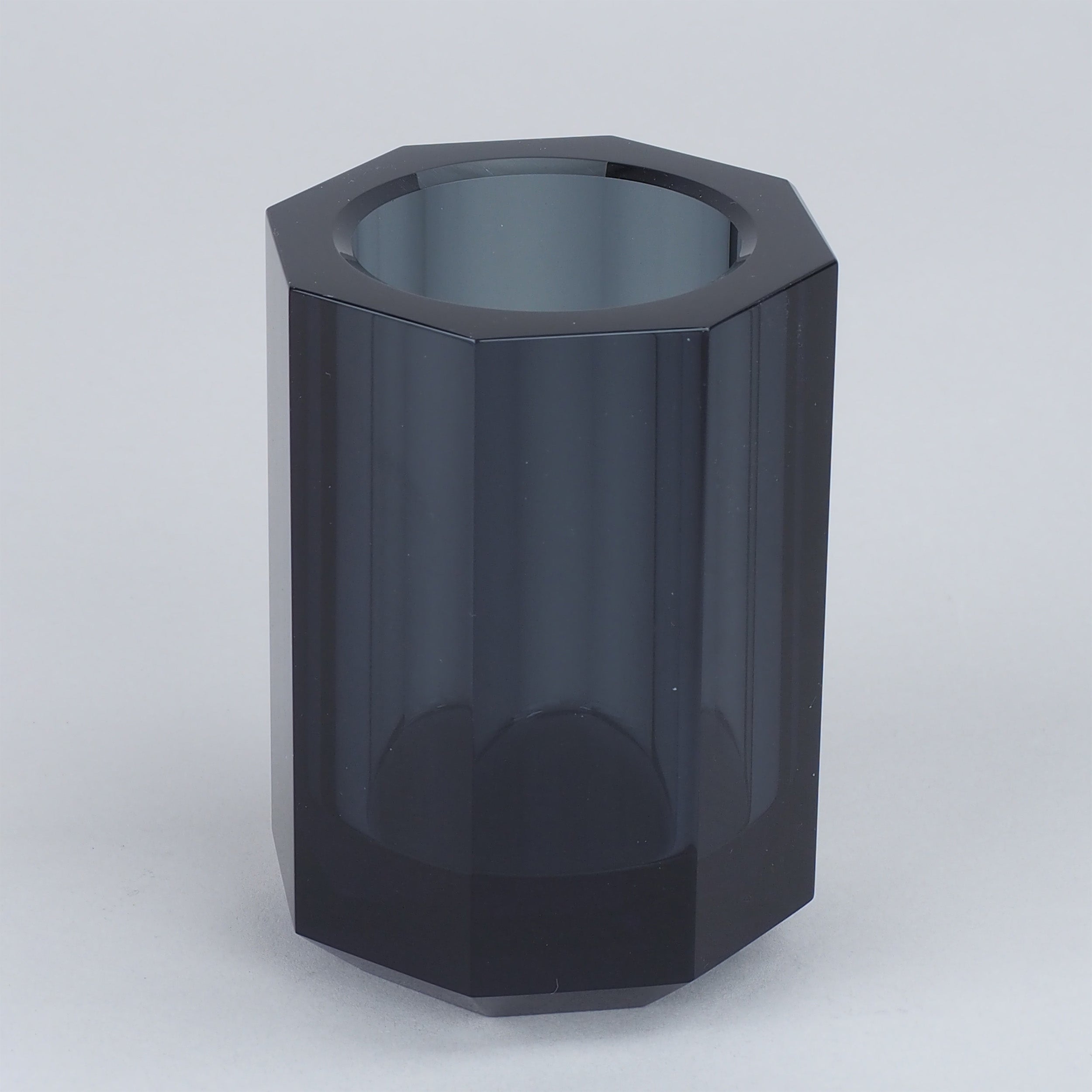 Anthrazitfarbener Zahnputzbecher aus kristallklarem Glas, elegante Ablage von Decor Walther.