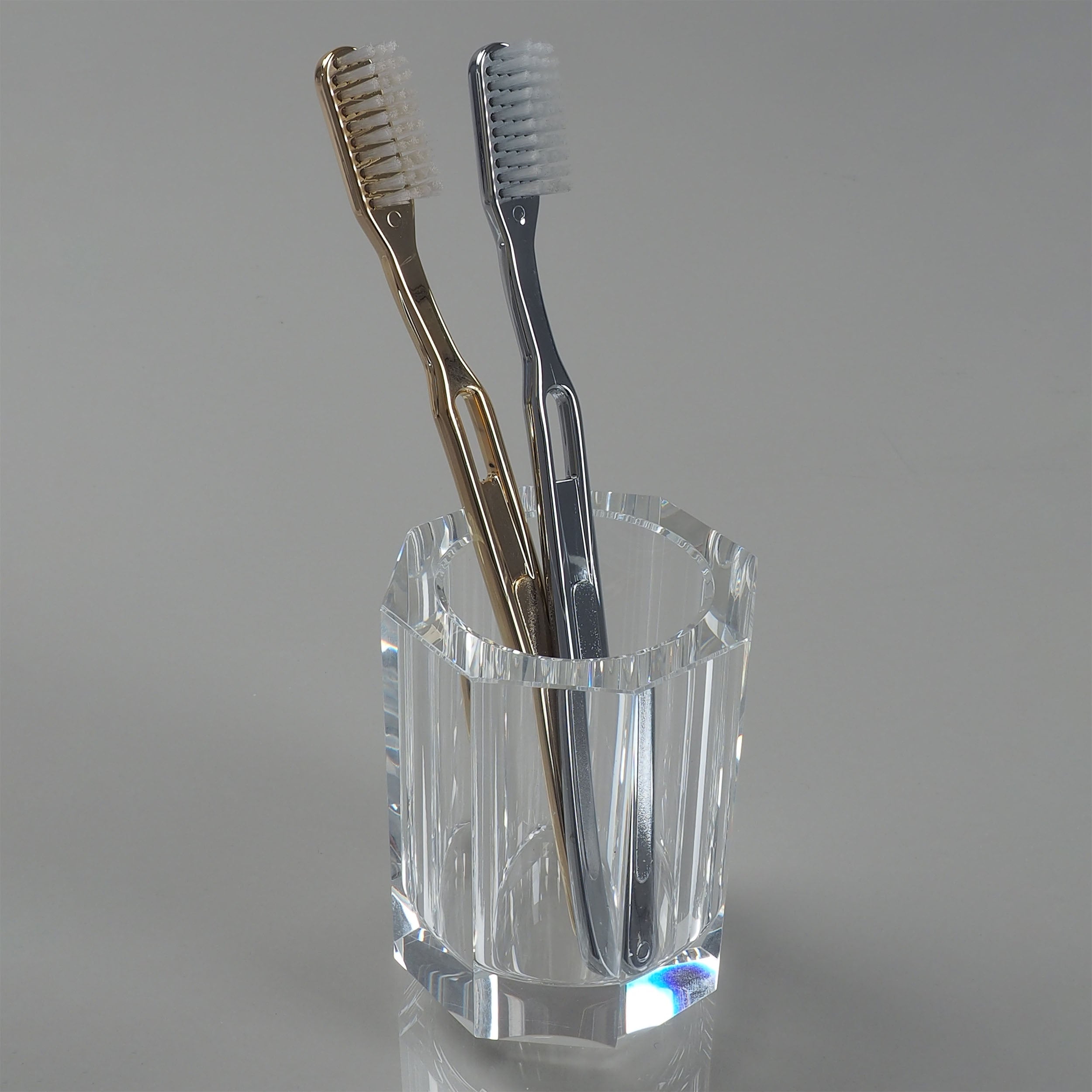 Transparenter Mundbecher aus Kristallglas, stilvoller Behälter der Decor Walther Kristall-Kollektion.