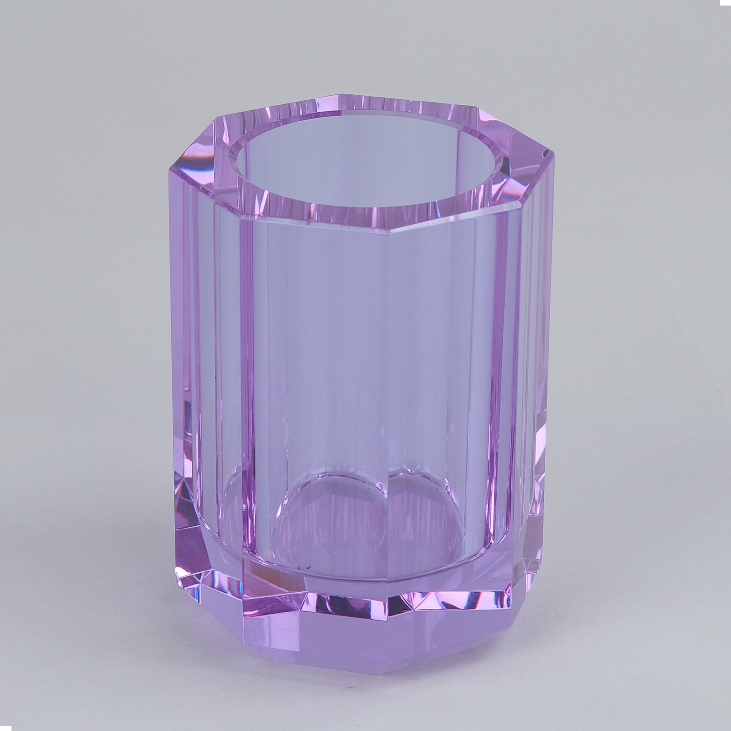 Violetter Zahnputzbecher aus brillantem Kristallglas, elegante Badezimmerablage von Decor Walther.