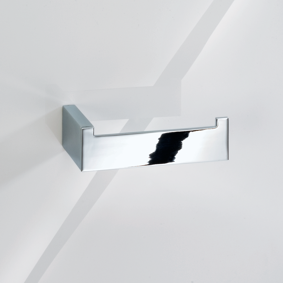Toilettenpapierhalter BK TPH1 in Chrom – kantiges, modernes Design aus massivem Messing mit klarer Linienführung und eleganter Wandmontage.