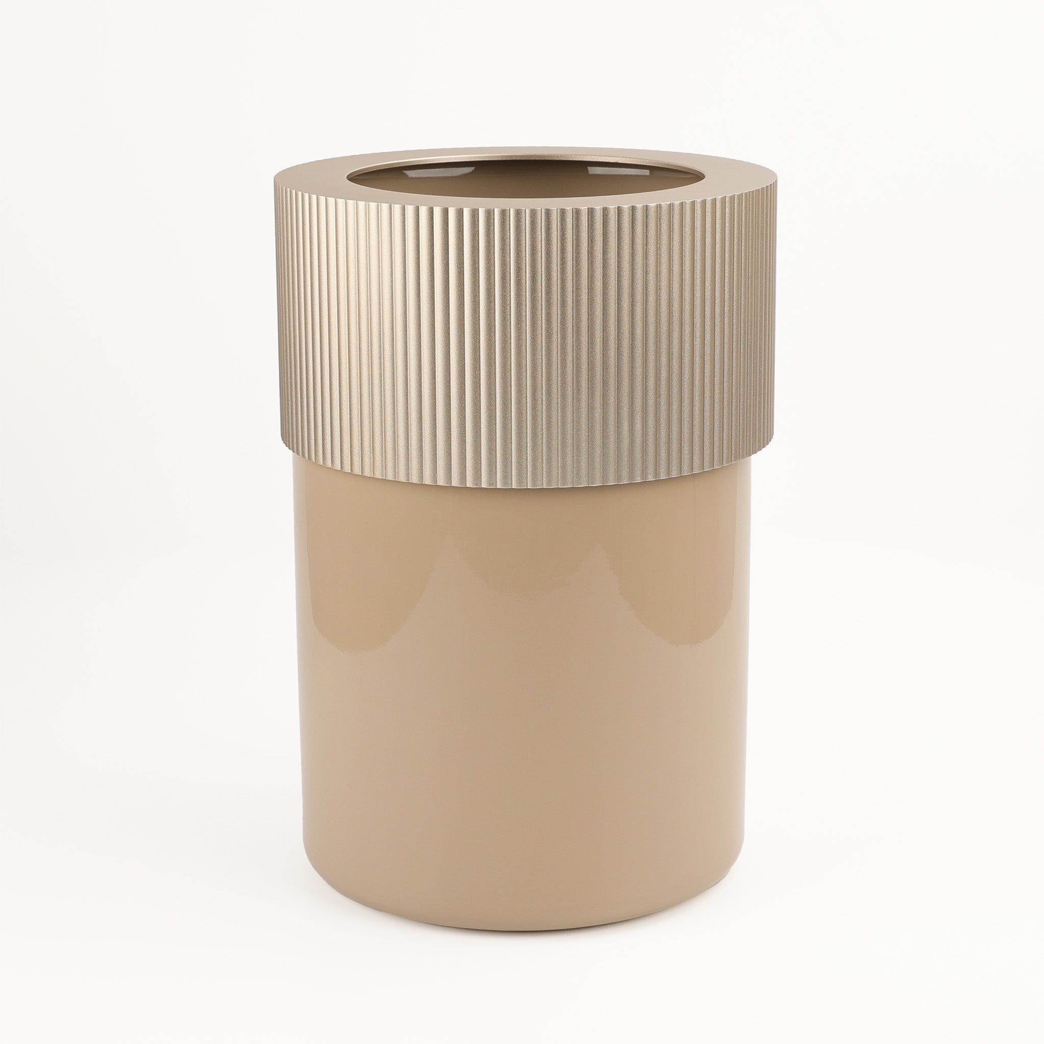 Eleganter Badeimer BEOD aus der OF.LINE Kollektion von Decor Walther – Farbe Champagner / Dune, mit offenem Design und hochwertigem Materialmix aus Aluminium und handgefertigtem Porzellan – erhältlich bei dasfeinebad