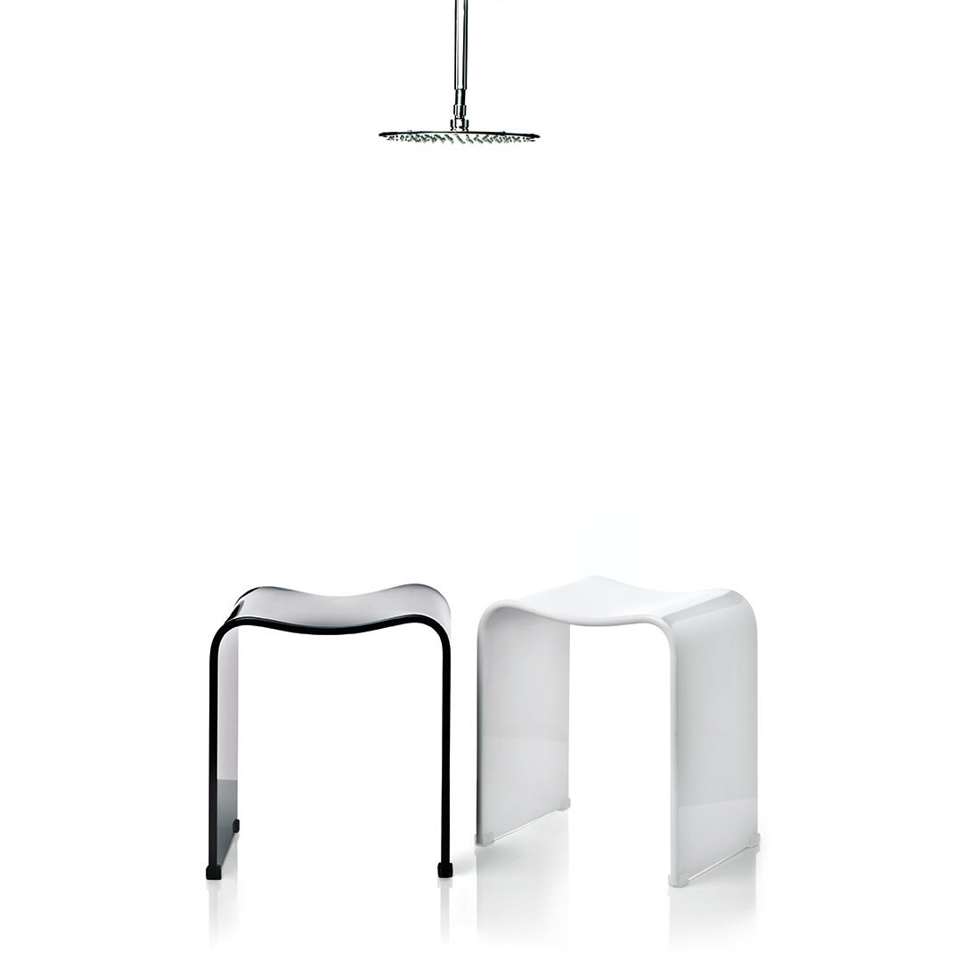 Badezimmerhocker – stabiler und sicherer Duschhocker aus massivem Acryl mit rutschfesten Füßen und ergonomischer Sitzfläche.