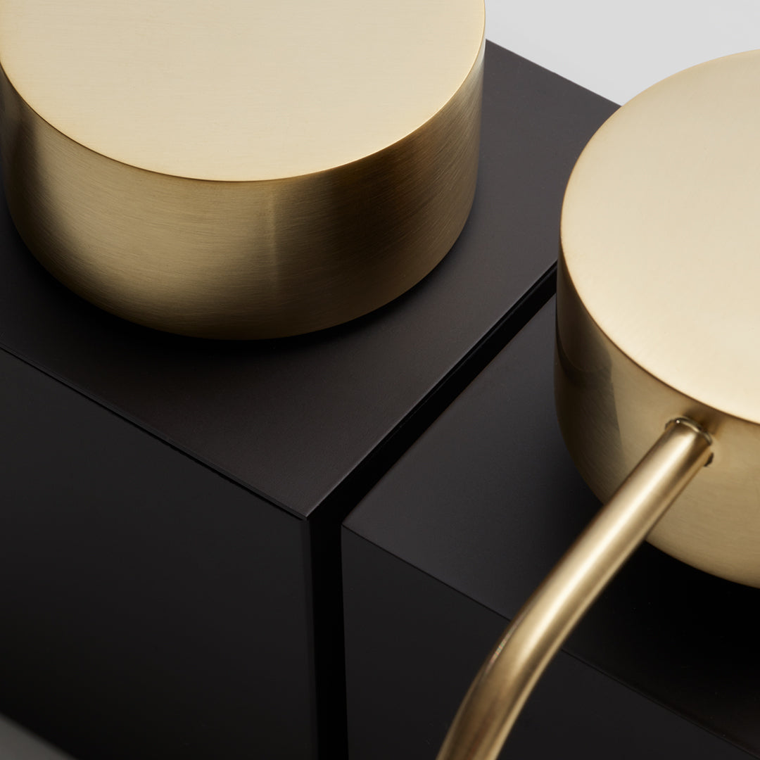 Detailaufnahme des Decor-Walther Seifenspenders DW476N in Gold matt auf schwarzem Korpus, hochwertig verarbeitet im modernen Century-Design.