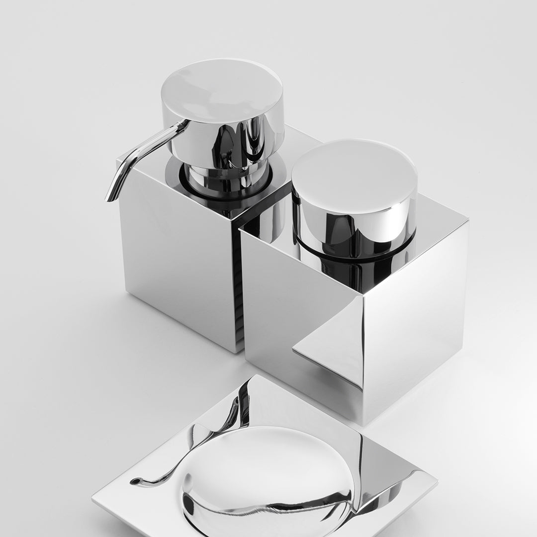 Chromfarbener Decor-Walther Seifenspender DW476N als Teil eines glänzend polierten Badaccessoire-Sets aus der Century-Kollektion.