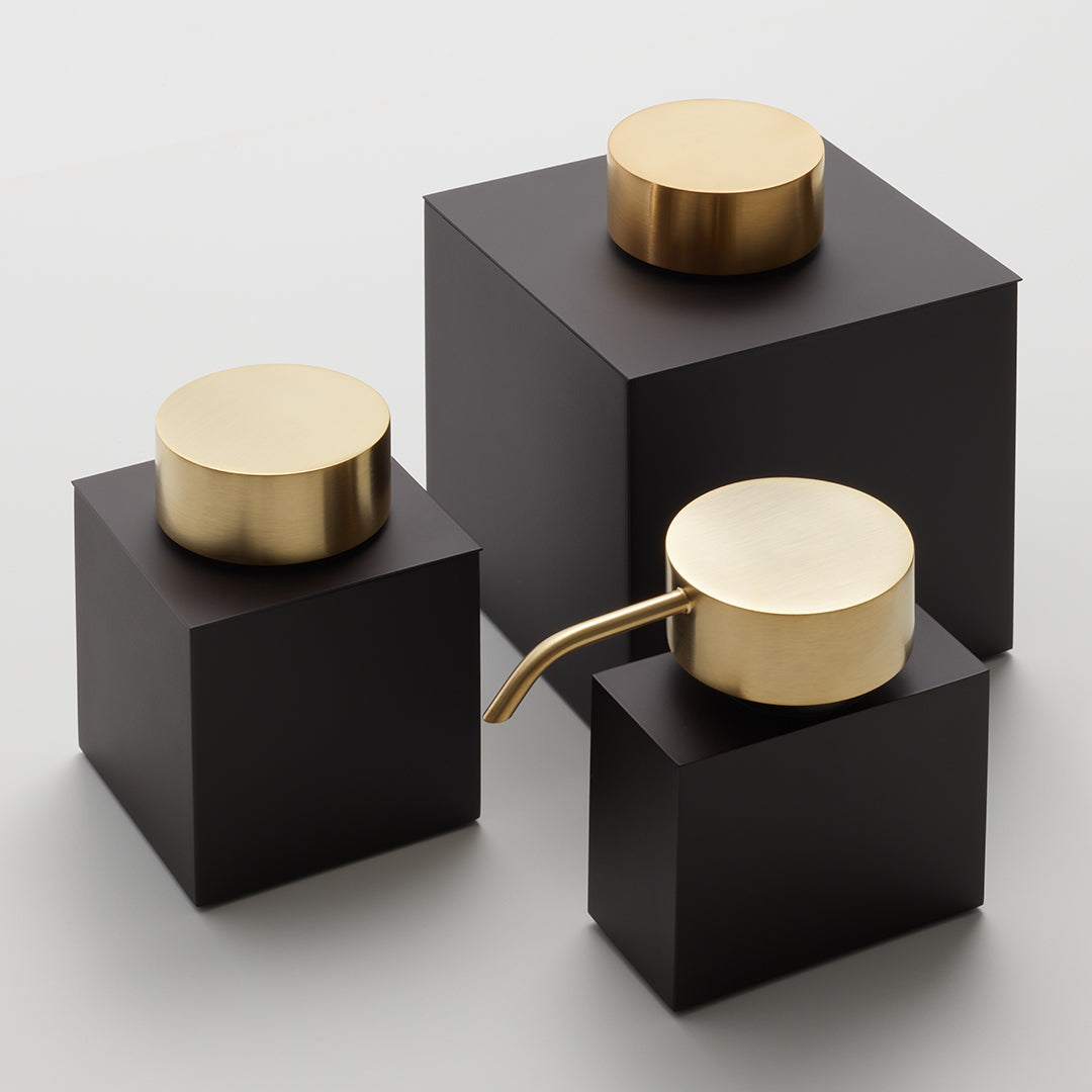 Freistehender Seifenspender DW477 N und zwei Zubehör Produkte von Decor Walther in Dark Metal matt mit matt vergoldeten 24-Karat-Akzenten und Acryl-Innenbehälter.