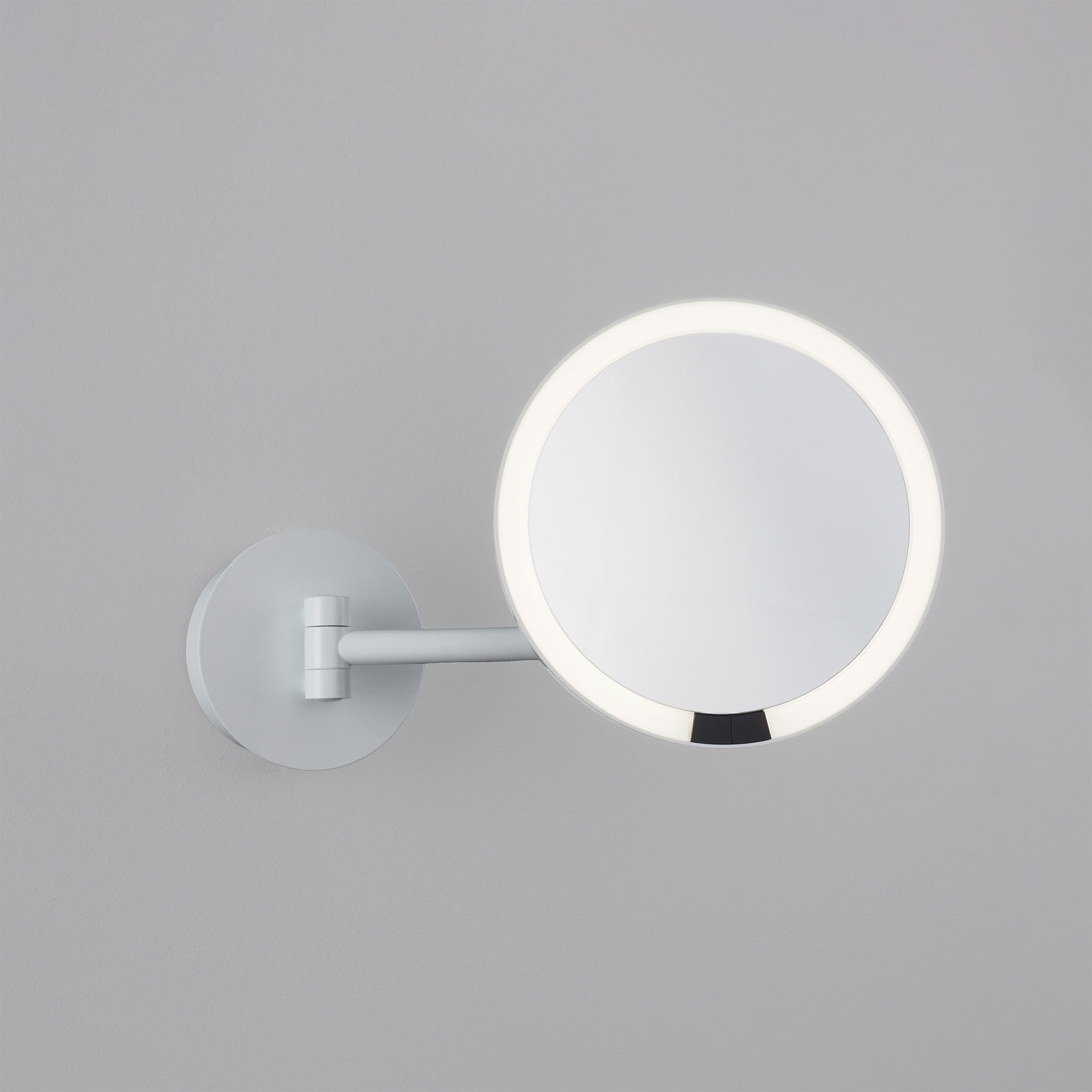 leganter Wand-Schminkspiegel JUST LOOK WD von Decor Walther in Weiß Matt mit 5-facher Vergrößerung, sensoraktivierter LED-Beleuchtung und Direktanschluss für eine nahtlose Installation.
