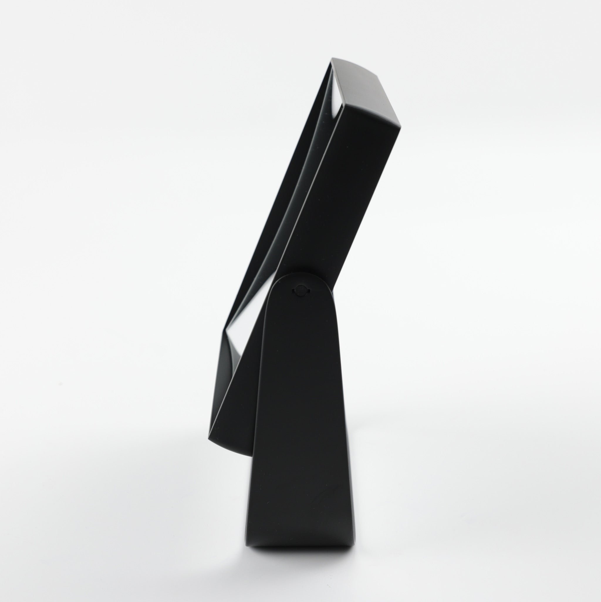 Seitenansicht dekorativer Kosmetikspiegel SPT 65 in Schwarz matt – doppelseitiger Kristallglas-Spiegel mit stufenlos verstellbarem Haltebügel im modernen Design.