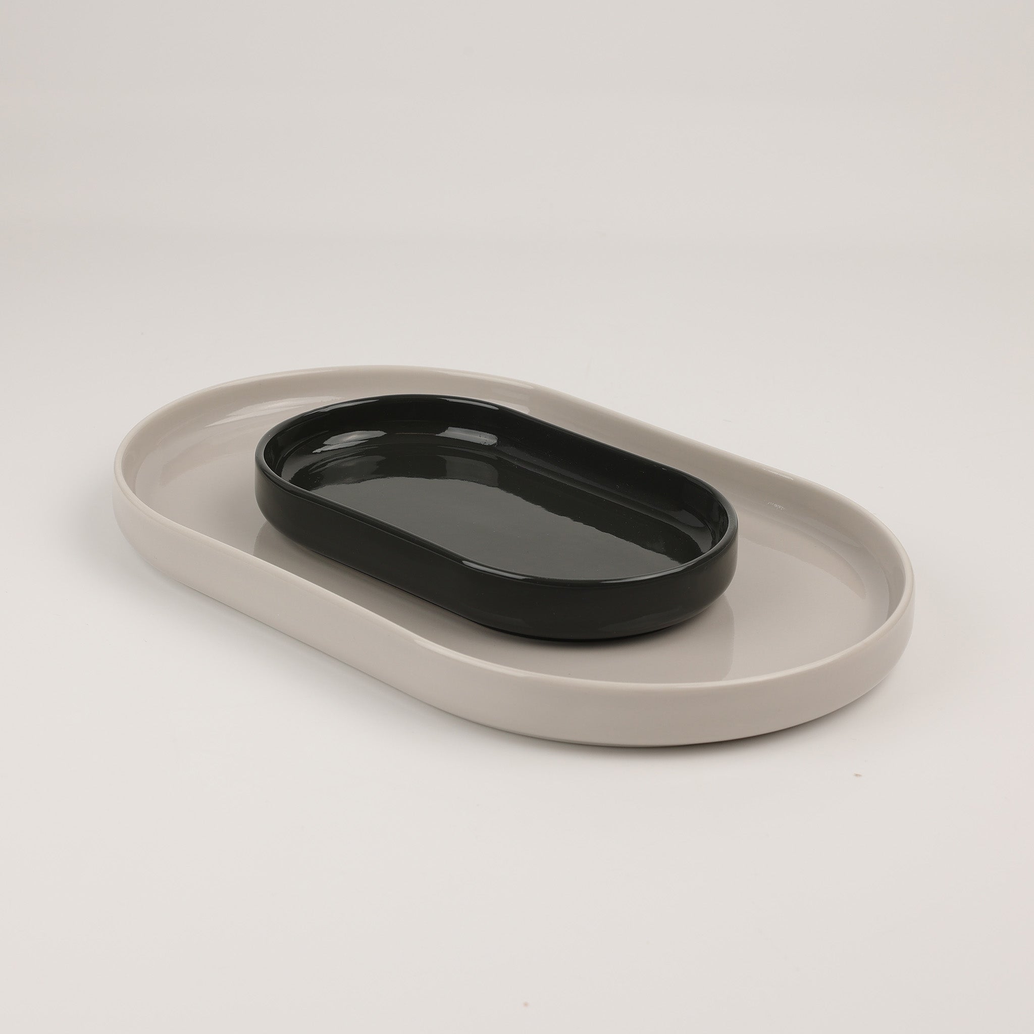 Hochwertiges Porzellantablett TAB M von Decor Walther aus der OF.LINE Kollektion – minimalistisch, vielseitig einsetzbar und ideal für ein luxuriöses Ambiente.