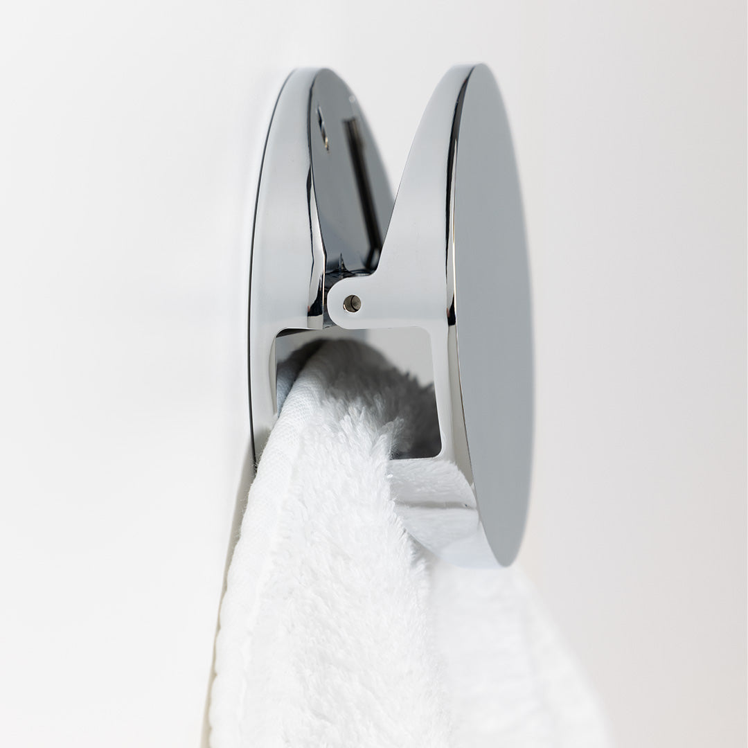 Moderner Haken in Chrom, wahlweise rund oder eckig, als eleganter Handtuchhaken für Bad und Gäste-WC.