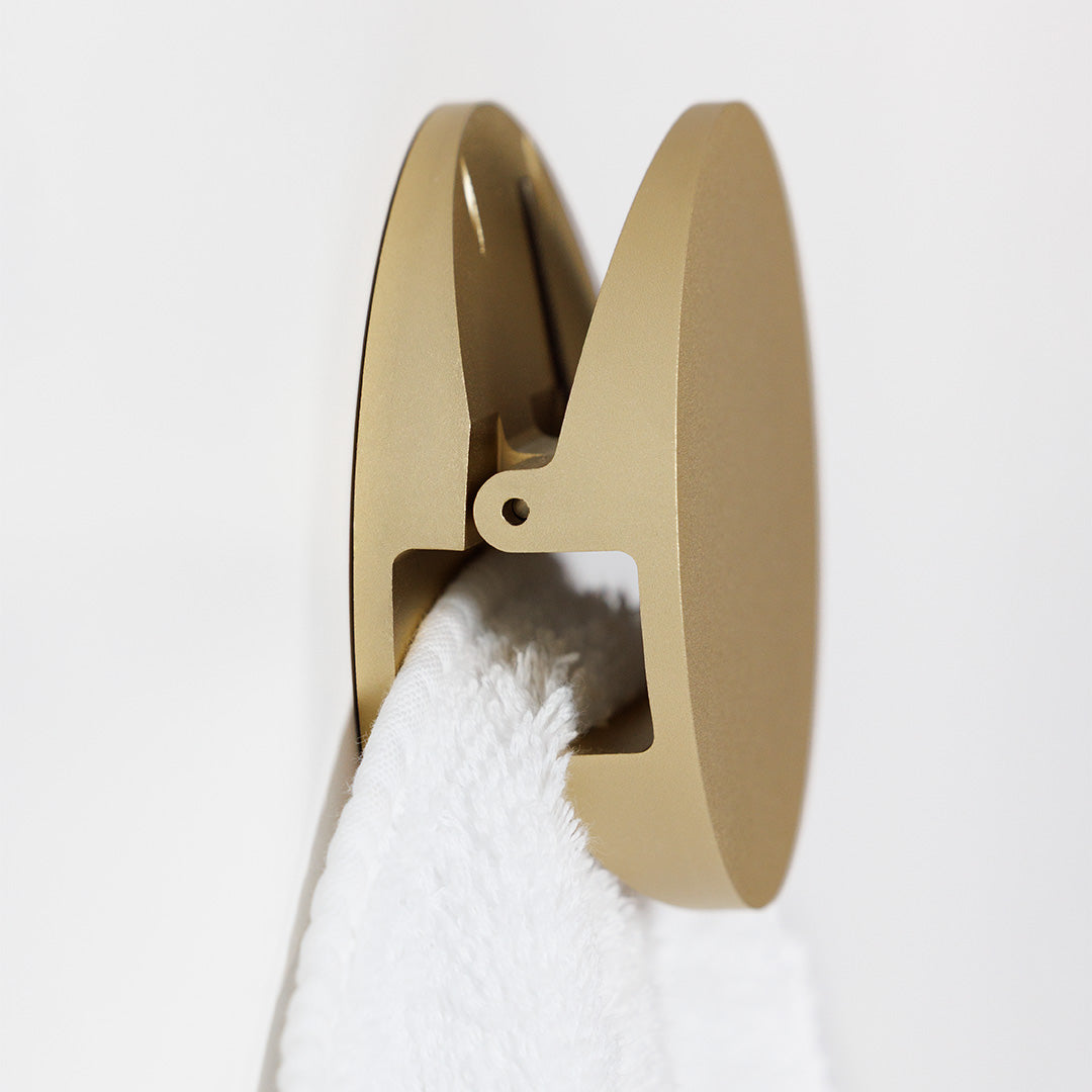 Eleganter Haken in Gold matt, luxuriöse Alternative zum klassischen Handtuchhaken für Bad und Gäste-WC.