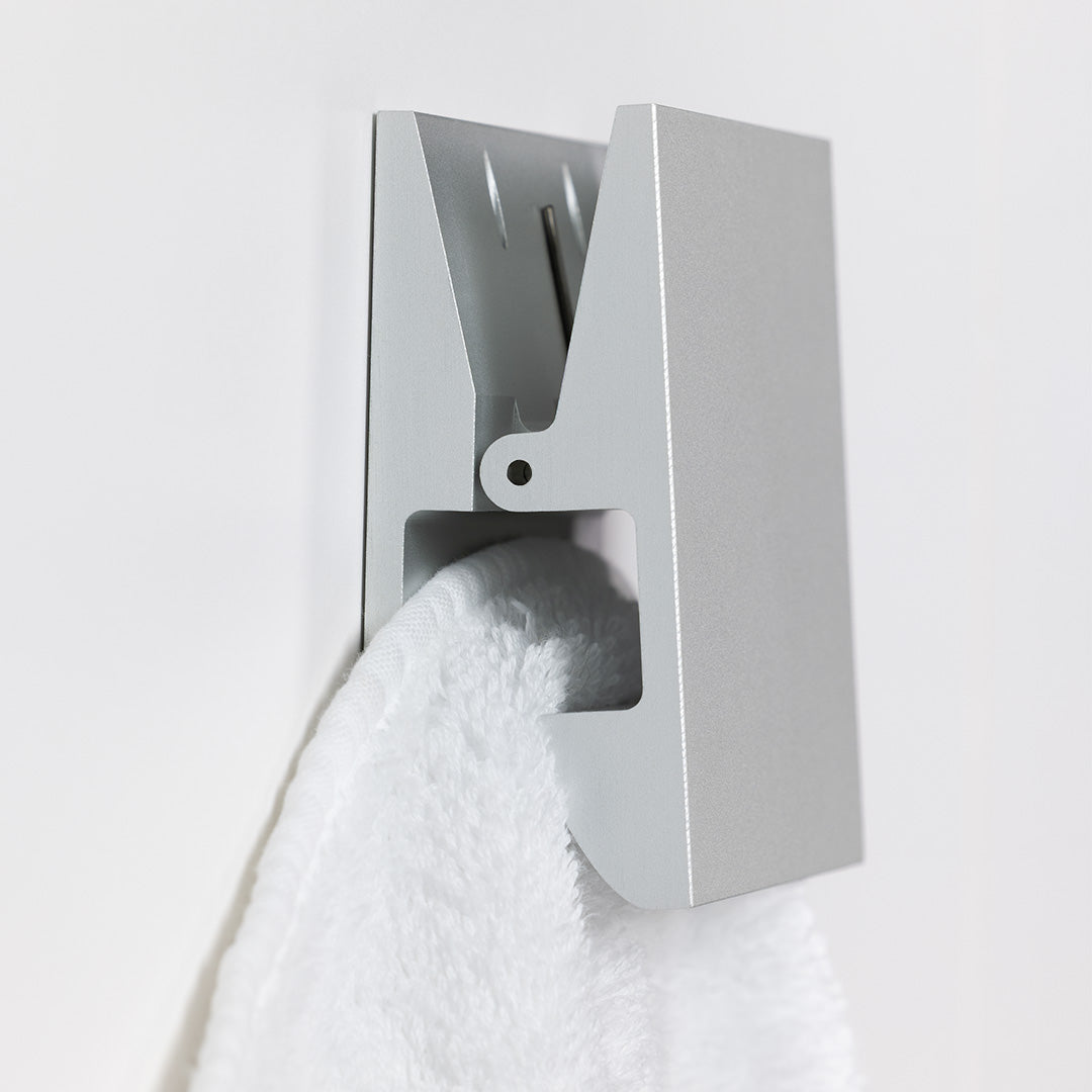 Schlichter Haken in Silber matt, vielseitig einsetzbar als moderner Handtuchhalter oder Bademantelhalter.