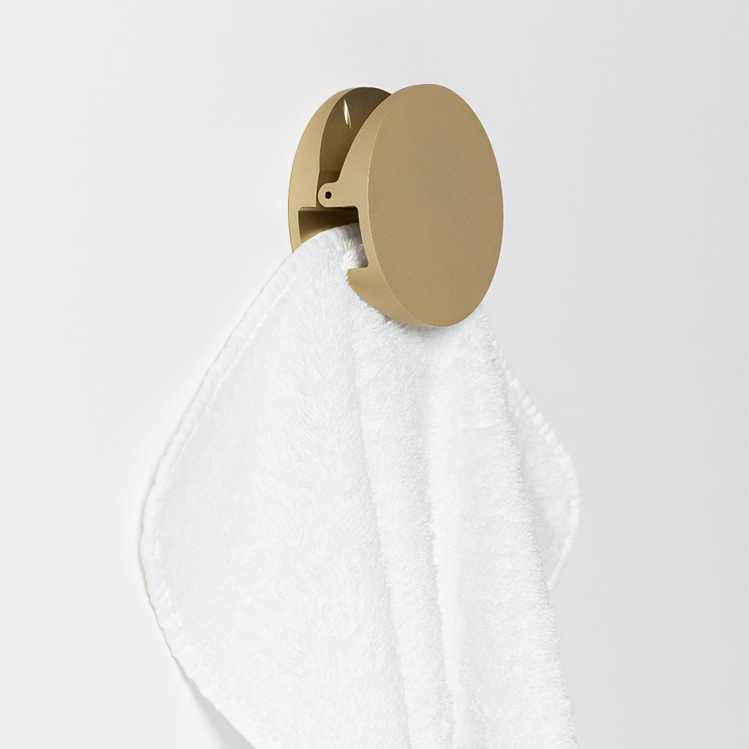 Eleganter Klemmhaken in Gold matt, luxuriöse Alternative zum klassischen Handtuchhaken für Bad und Gäste-WC.