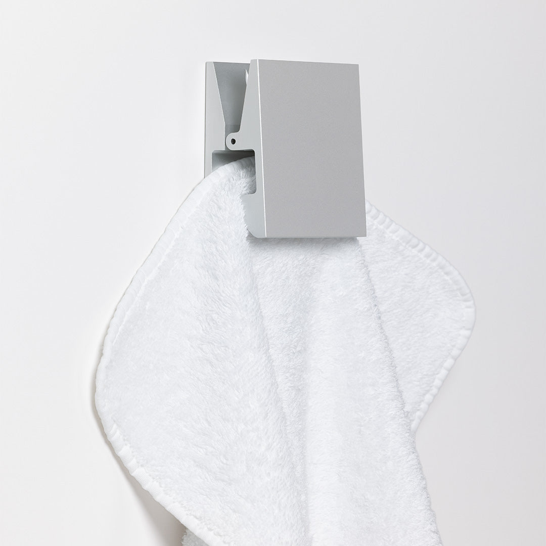 Schlichter Klemmhaken in Silber matt, vielseitig einsetzbar als moderner Handtuchhalter oder Bademantelhalter.