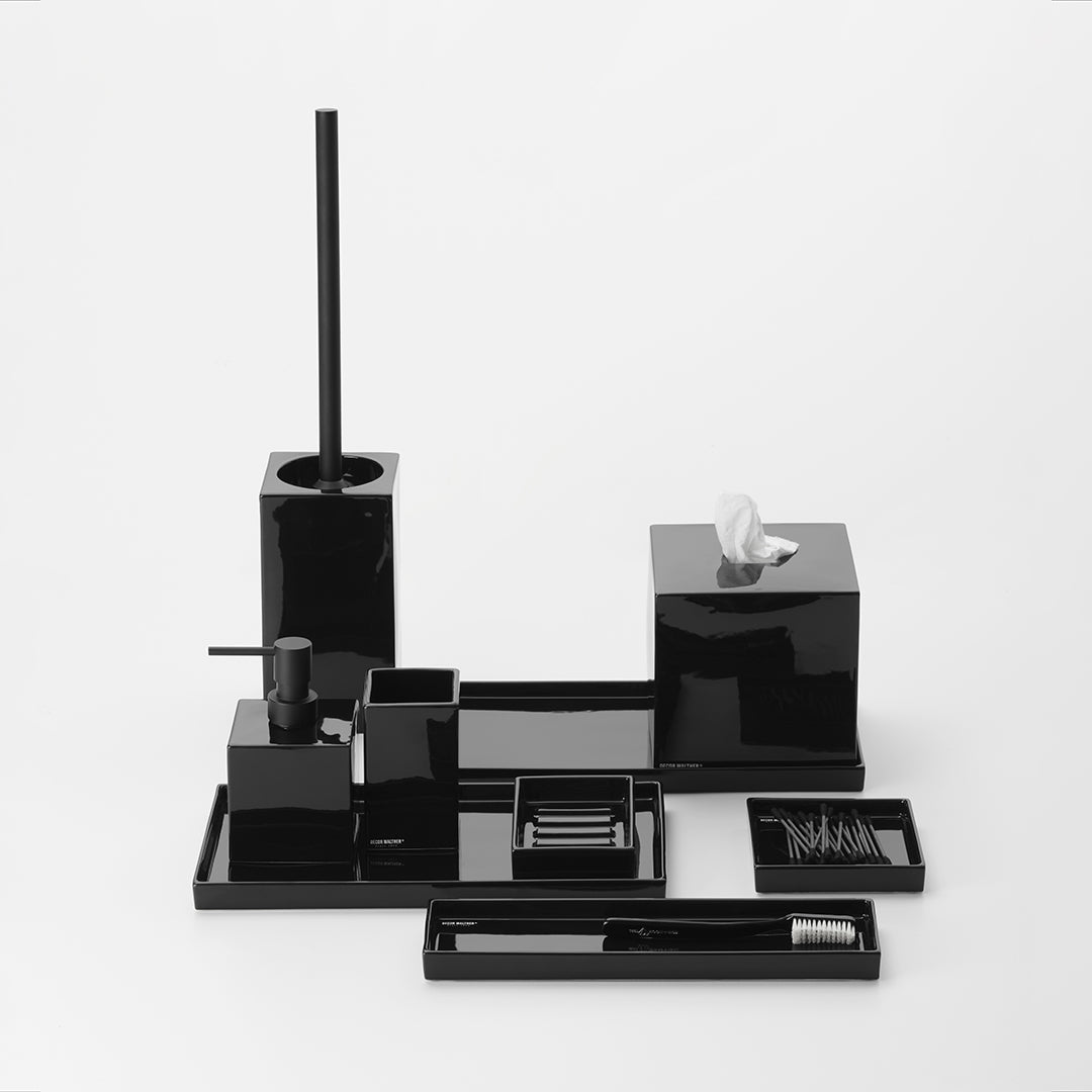 Schwarzes Porzellan-Badaccessoire-Set von Decor Walther, bestehend aus Seifenspender, Zahnbürstenbecher, WC-Bürste, Tabletts, Seifenschale, Wattestäbchen-Box und Kosmetiktuchbox im puristisch-glänzenden Design.