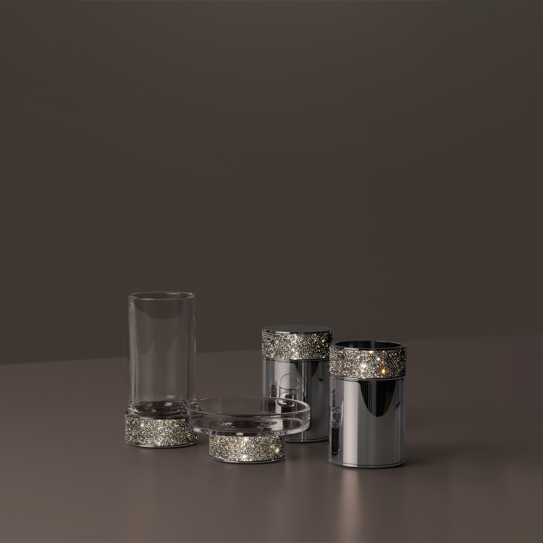Badezimmer-Accessoires der Decor Walther Rocks Kollektion in Chrom, verziert mit Swarovski-Kristallen – Glasbecher, Seifenschale und Aufbewahrungsdosen in elegantem Arrangement.