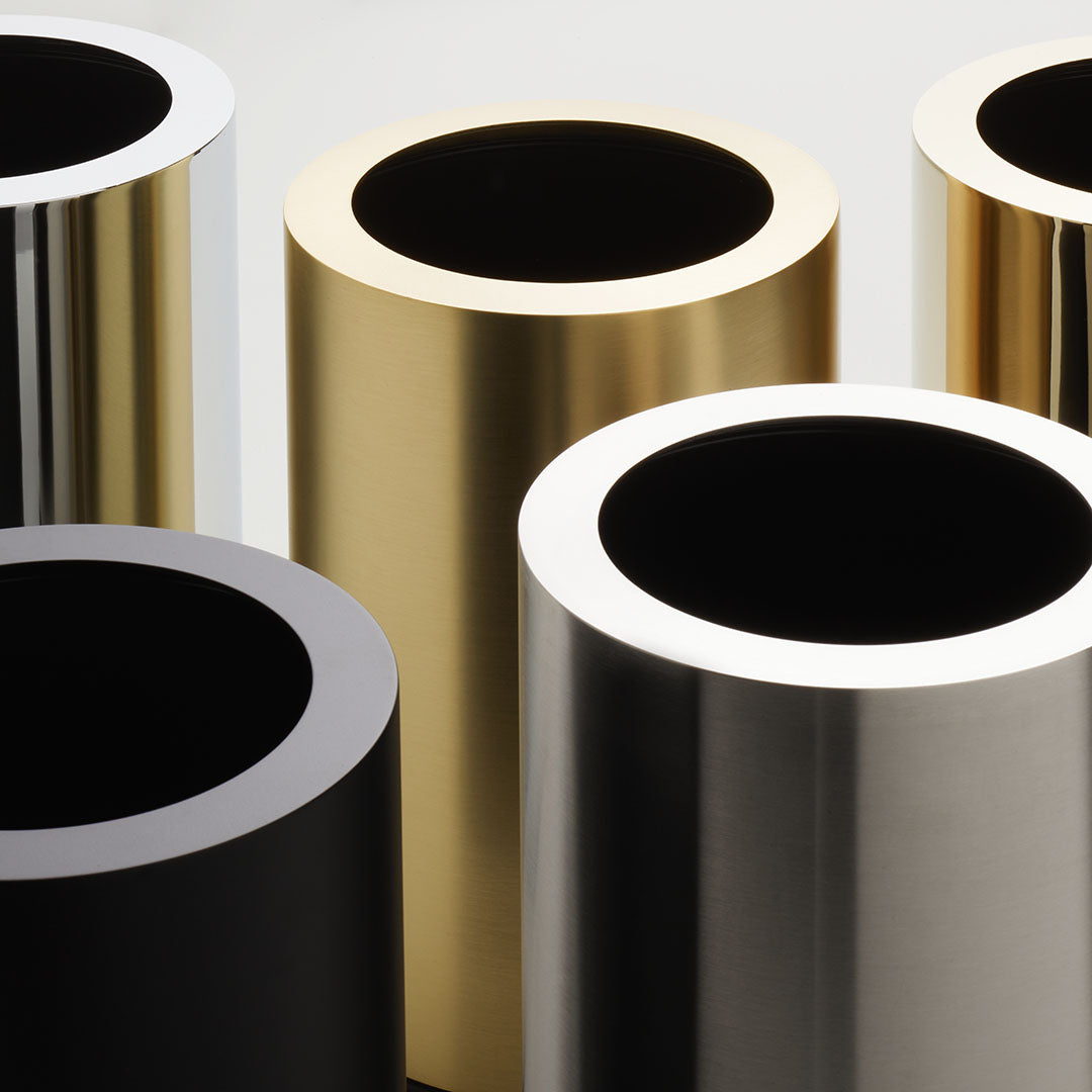 Nahaufnahme der Decor-Walther Rooms Papierkörbe mit Fokus auf die unterschiedlichen Oberflächen – Chrom, Gold, Edelstahl matt und Schwarz matt – in hochwertiger Materialdarstellung.