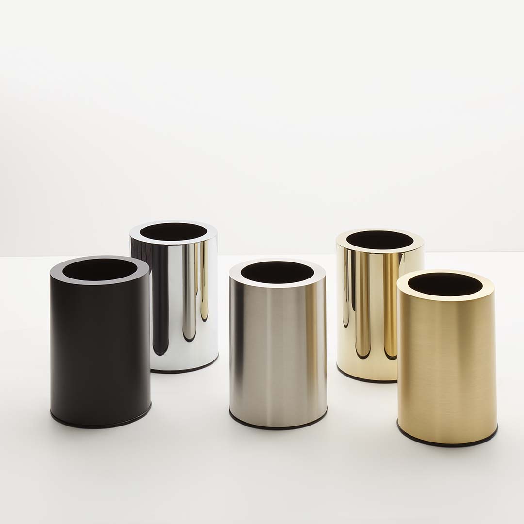 Fünf Decor-Walther Rooms Papierkörbe in Chrom, Edelstahl matt, Gold, Gold matt und Schwarz matt als Gruppenaufnahme in moderner Badästhetik.