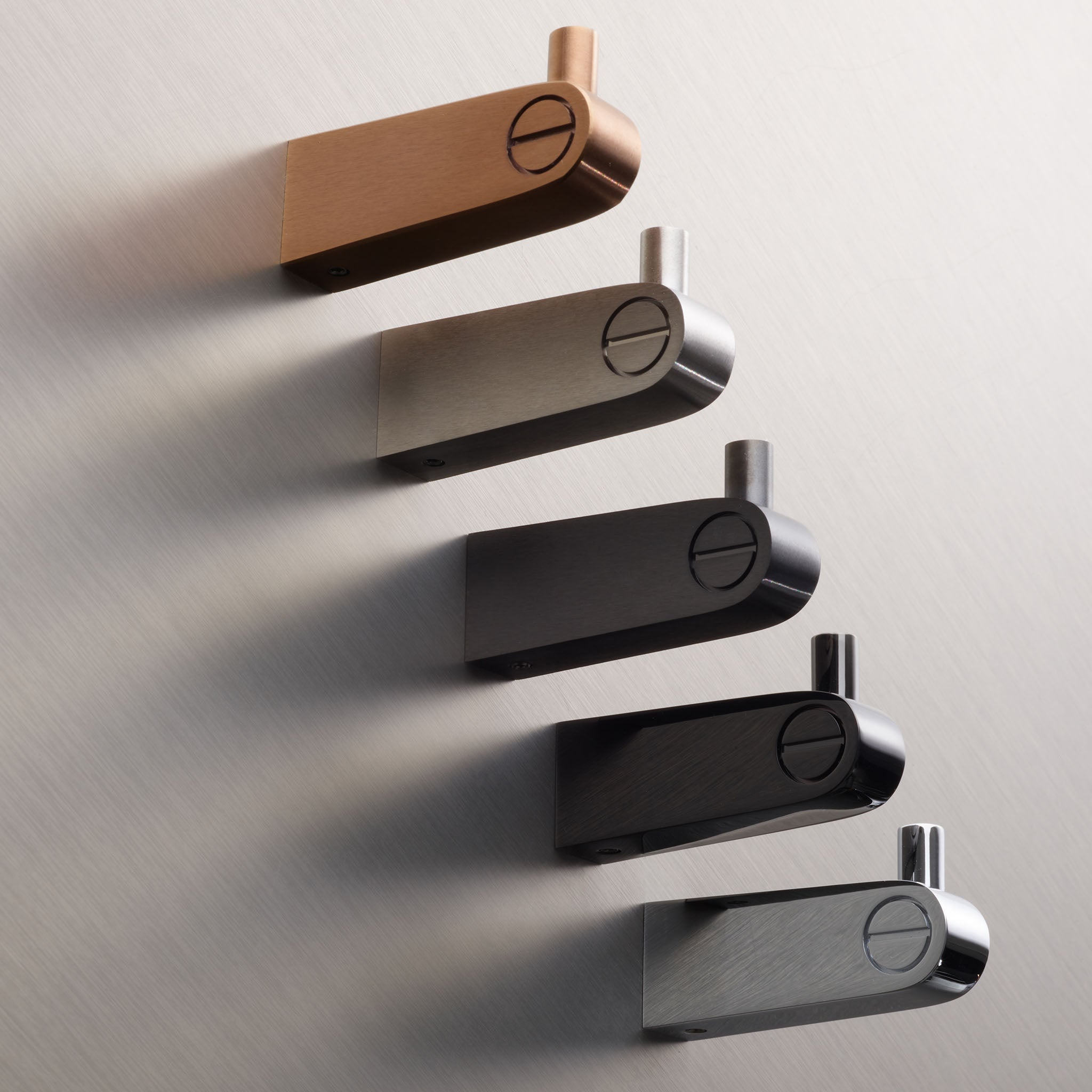 Decor-Walther SOHO HAK1 Handtuchhaken aus massivem Messing in verschiedenen Oberflächen wie Kupfer matt PVD, Edelstahl matt, Dark Metal matt, Schwarz Chrom matt und Chrom im Vergleich