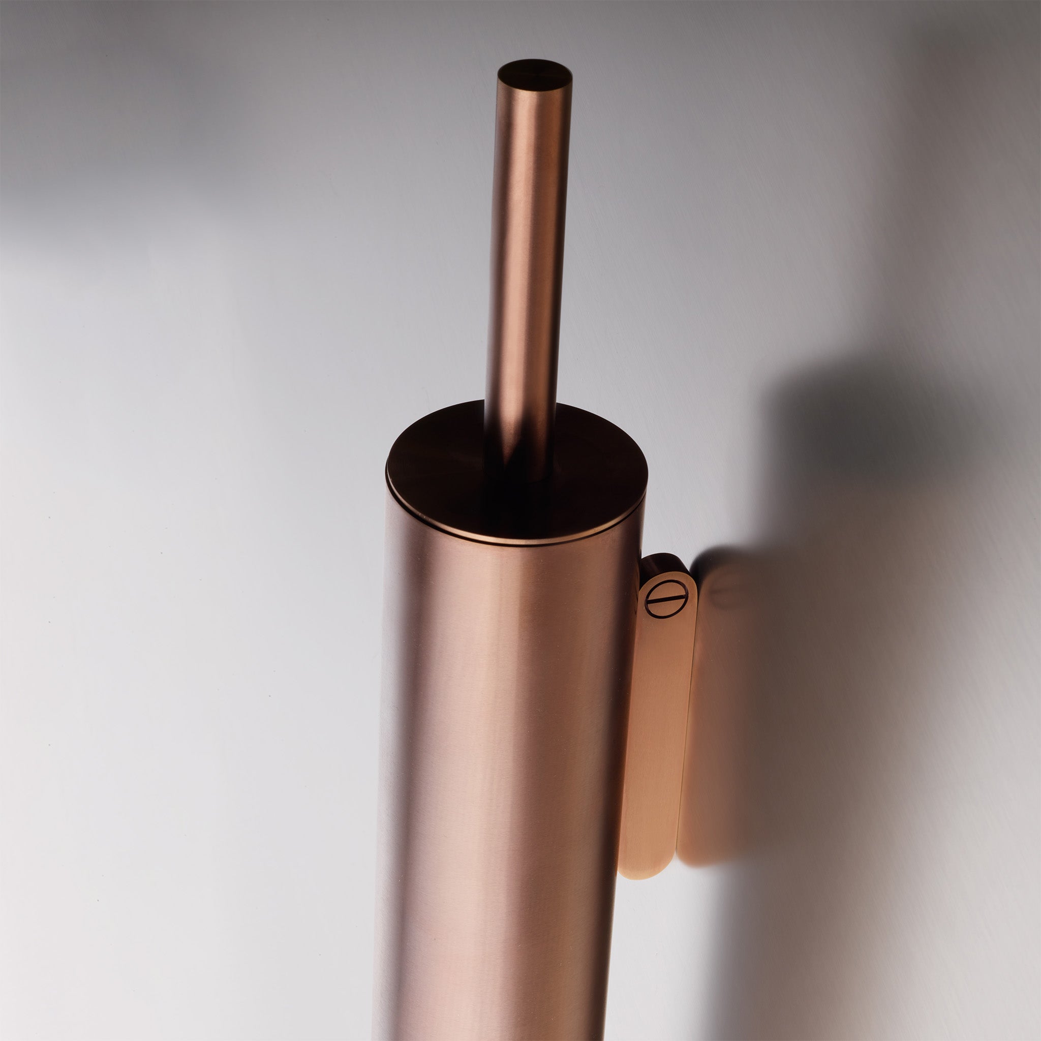 Detailaufnahme der Decor-Walther SOHO WBG Wandbürstengarnitur aus massivem Messing in Kupfer matt PVD mit sichtbaren Verschraubungen und urbanem Design