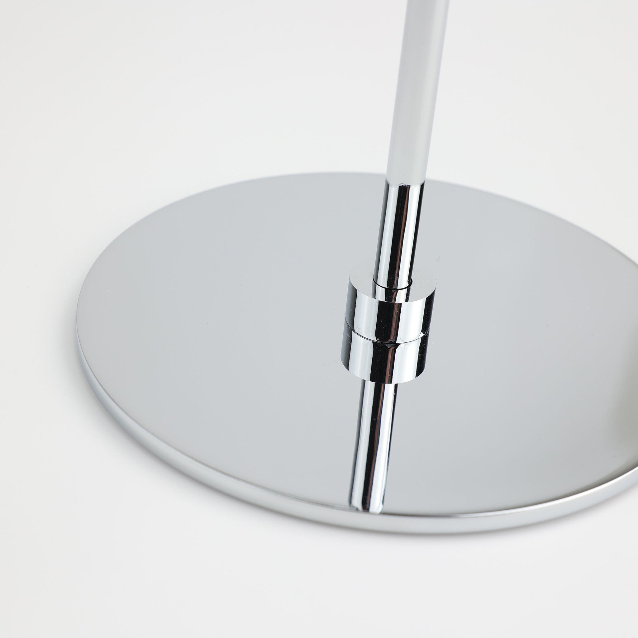 Detailansicht des Spiegelfußes in Chrom – massiver, rutschfester Standfuß mit gummierter Unterseite für sicheren Halt.