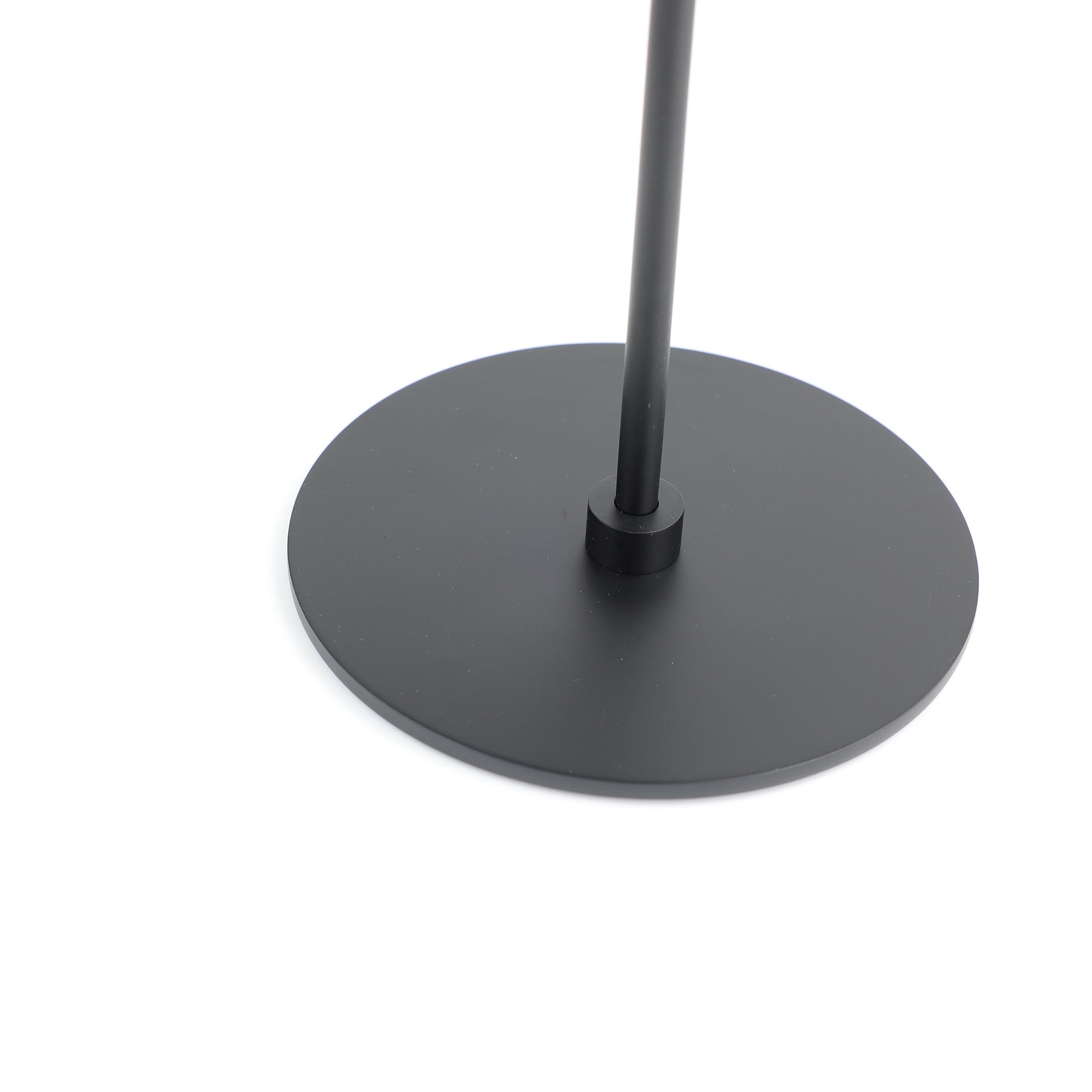 Nahaufnahme des Standfußes in Schwarz matt – stabiler, rutschfester Spiegelhalter mit Schutzbeschichtung.