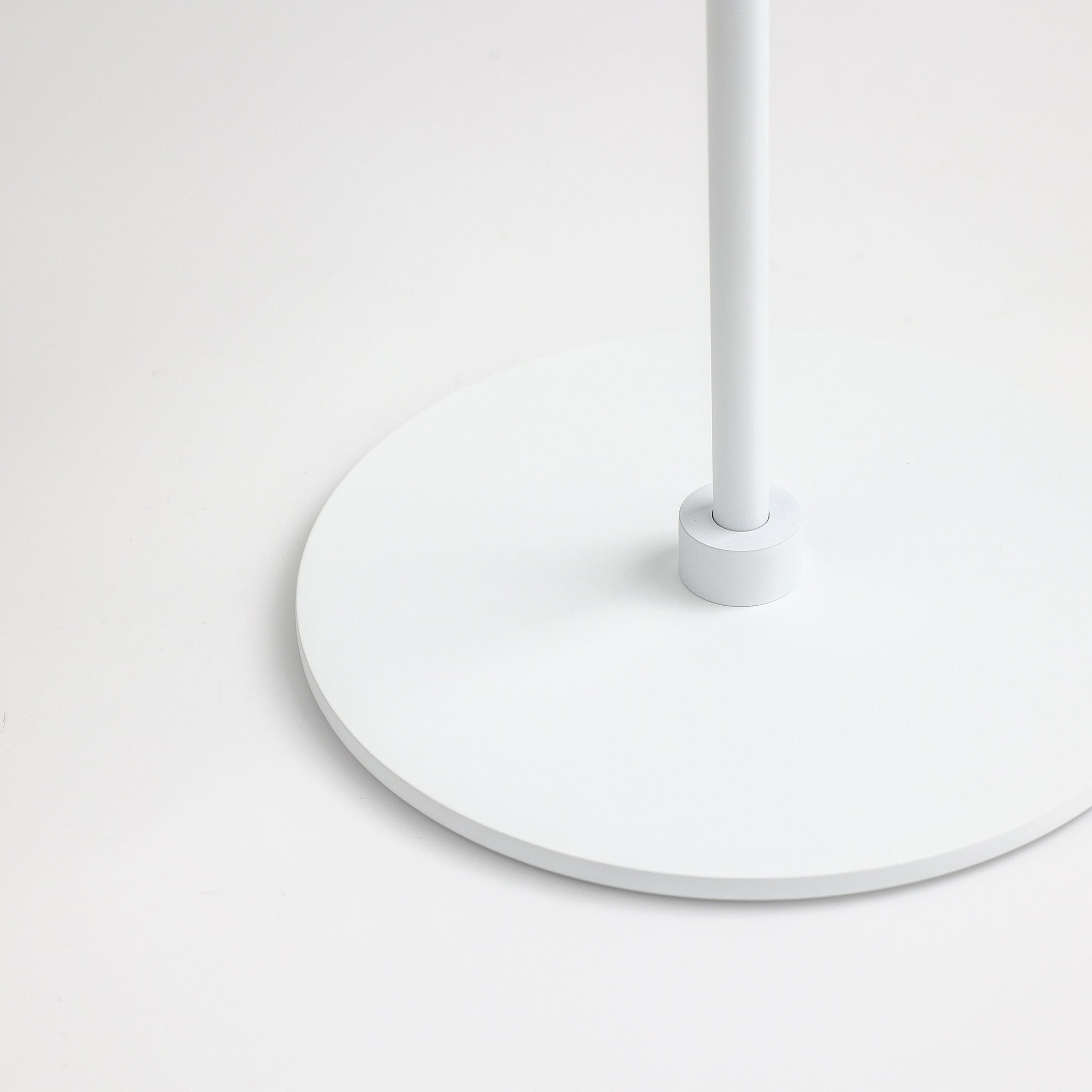 Detailansicht des Standfußes in Weiß matt – gummierte Unterseite für rutschfesten, schonenden Halt.