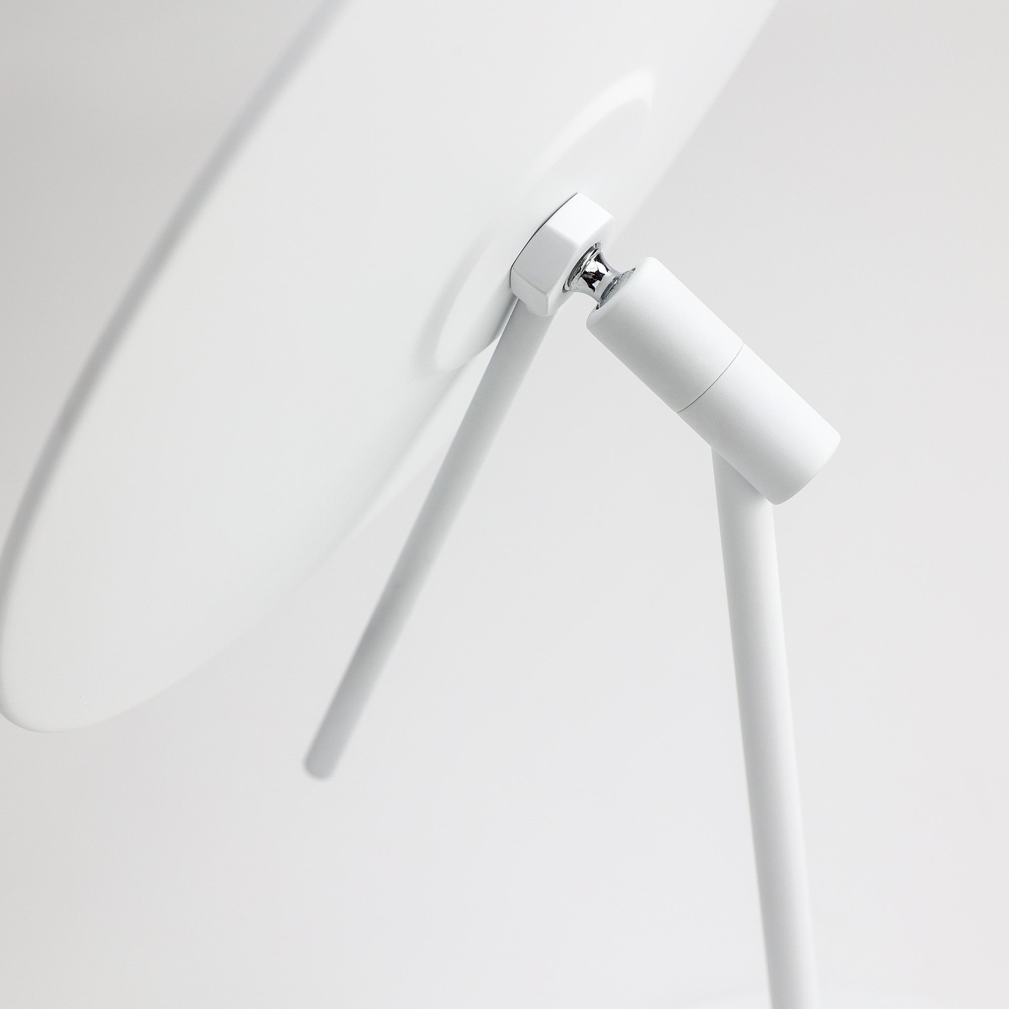 Rückansicht des SPT 71 in Weiß matt – feine Oberfläche und präzise Handwerkskunst aus Messing.