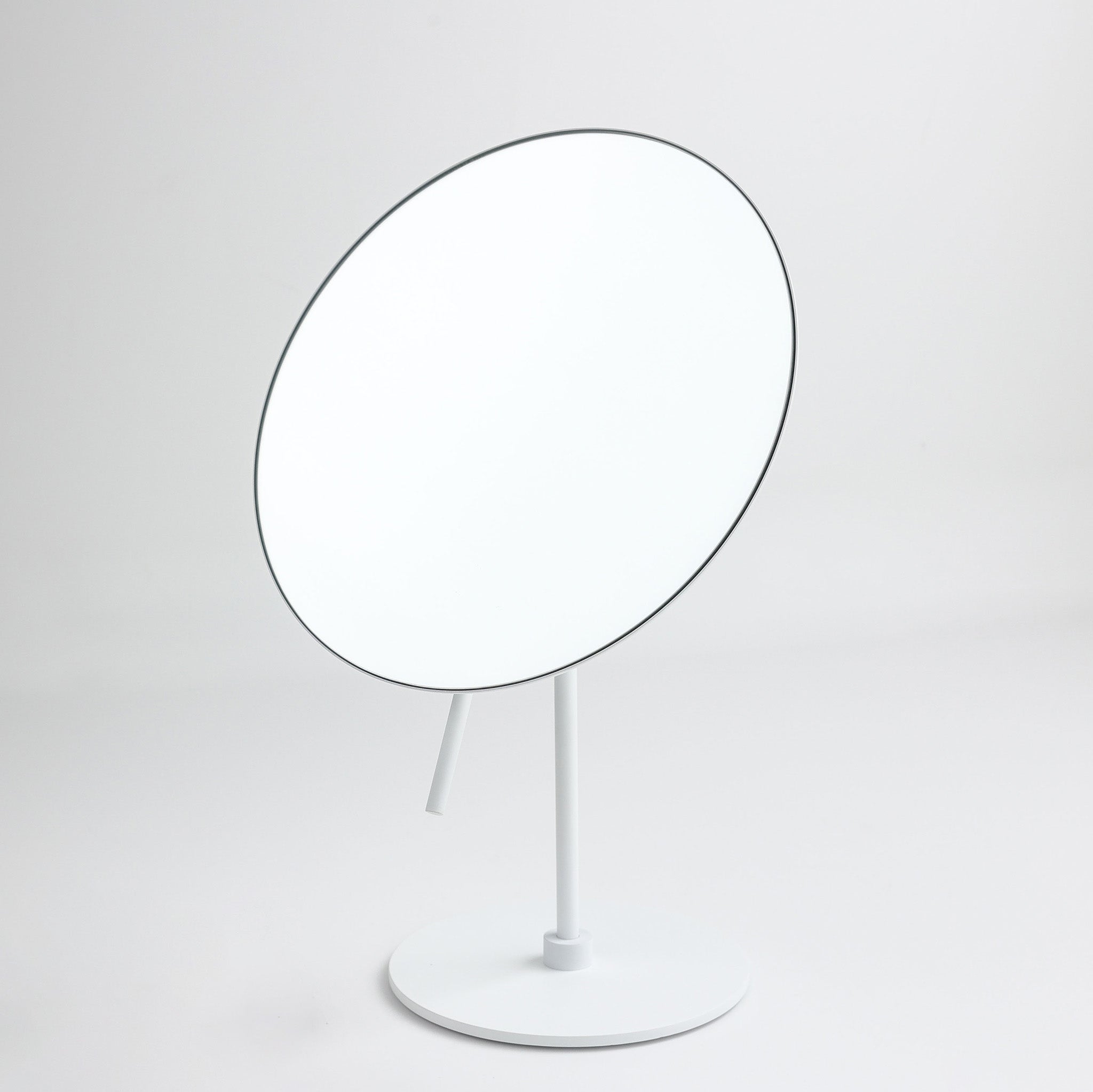 Zeitloser Schminkspiegel in Weiß matt mit 5-facher Vergrößerung – eleganter Standspiegel für moderne Badezimmer.