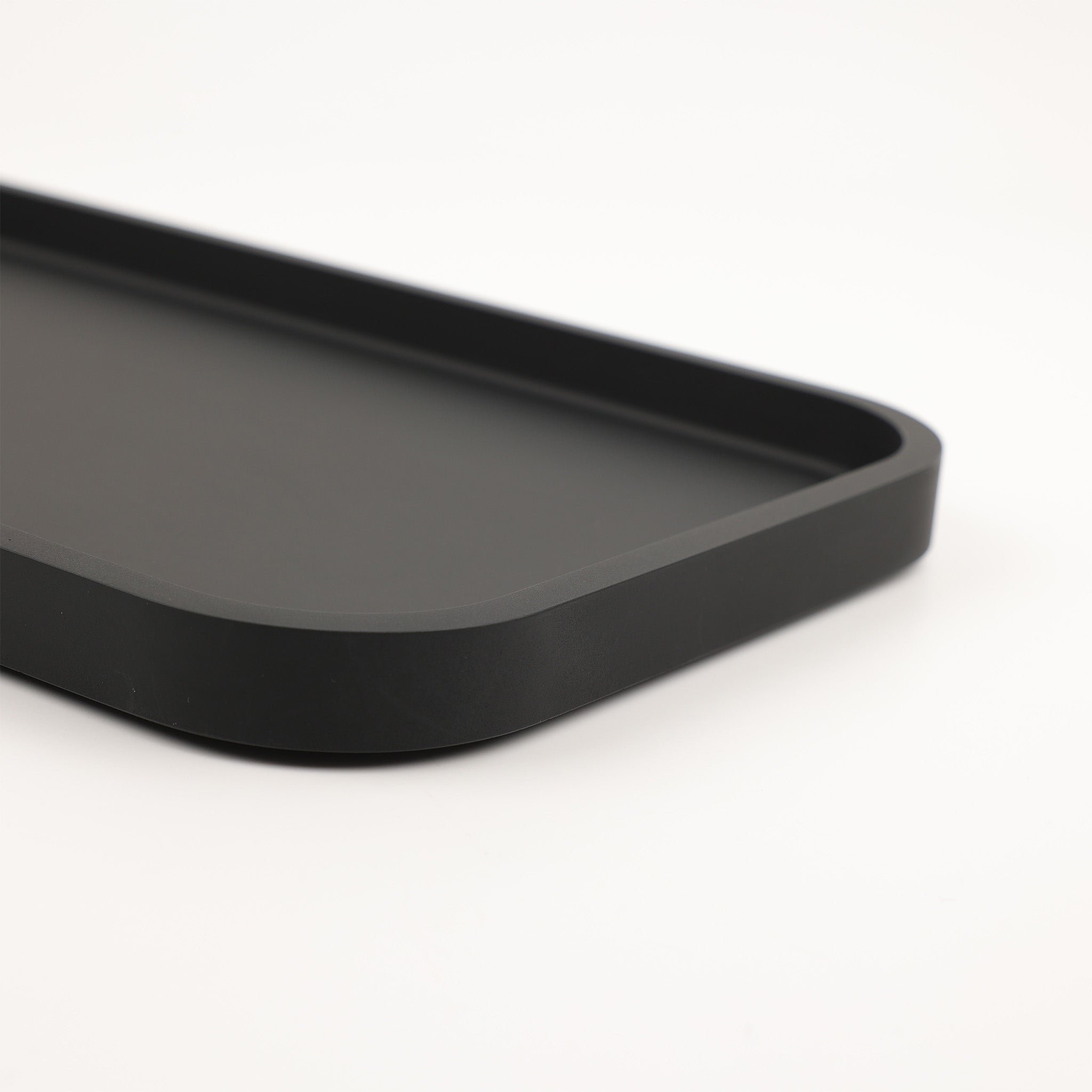 Design Tablett TAB L in Schwarz matt – dekorative und praktische Ablagefläche aus mineralischem Werkstoff.