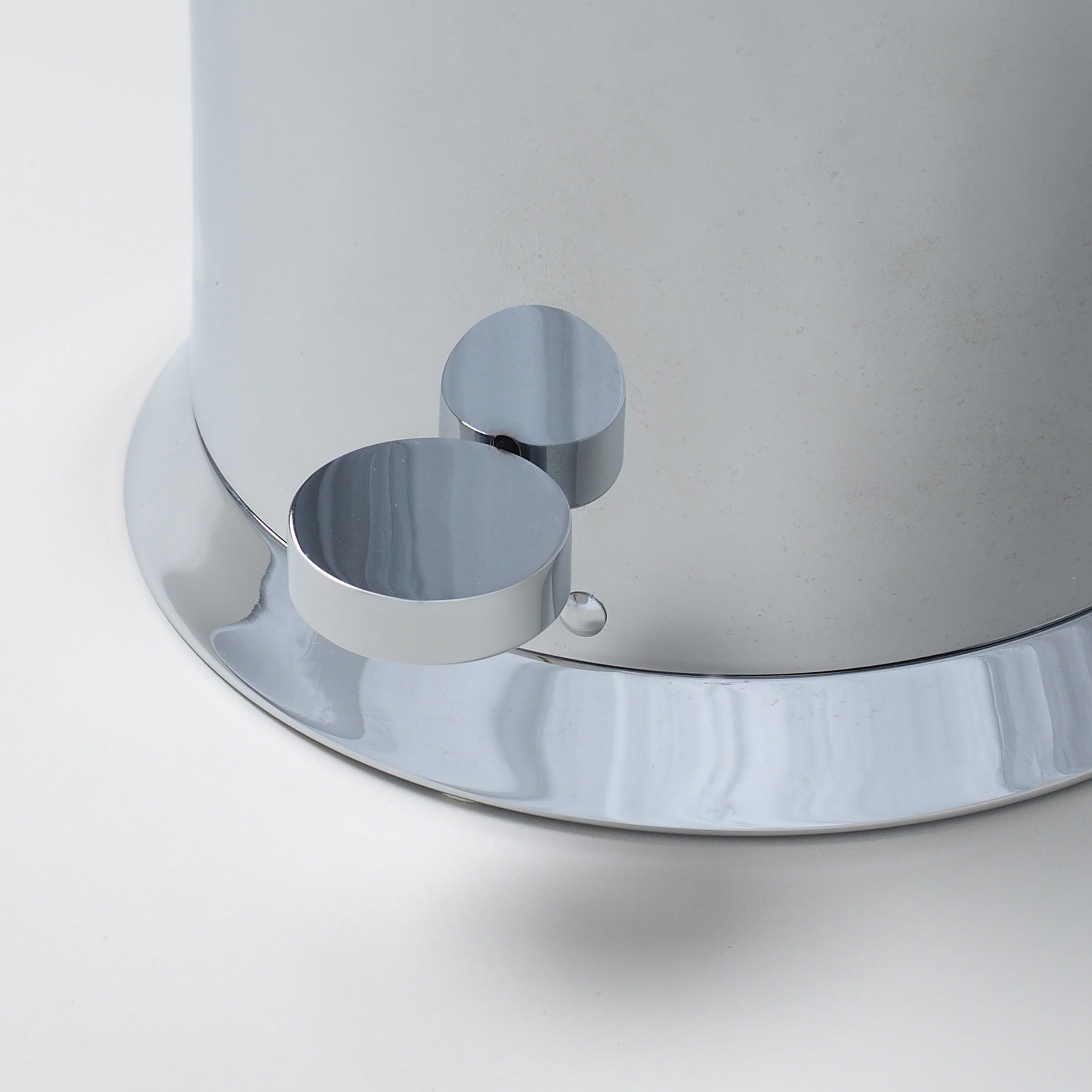 Moderner chrom Treteimer aus Messing, geräuschloser Soft-Close Badeimer TE 38 SC von Decor Walther