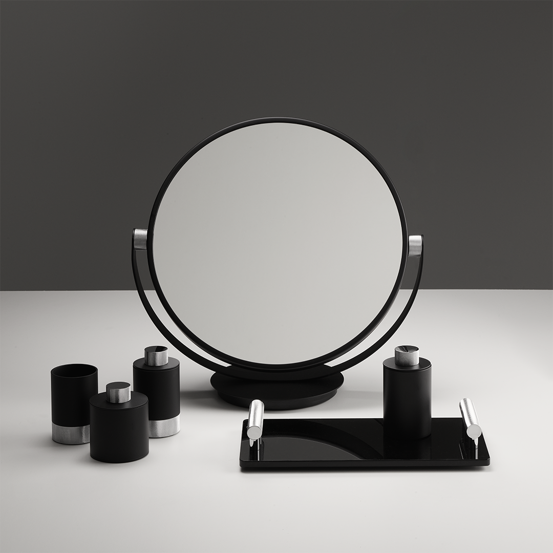 Eleganter Schminkspiegel VANITY aus der Club Kollektion von Decor Walther in Schwarz matt und Chrom, mit rundem Spiegel, stabilem Standgestell und kippbarer Spiegelfläche.