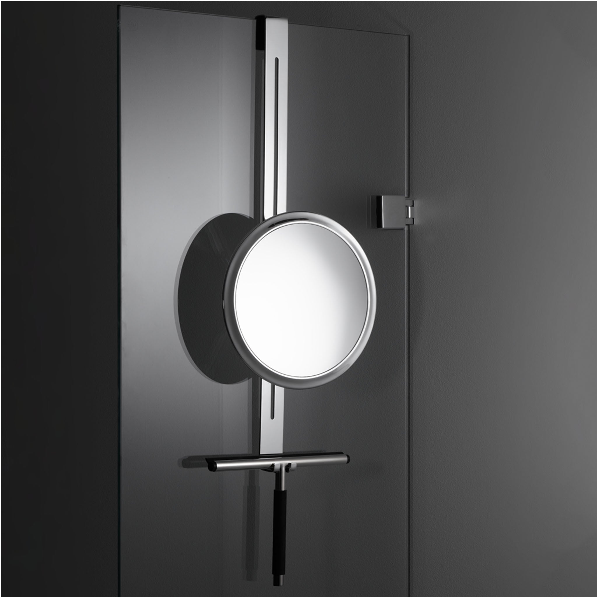 Decor Walther HANG UP System in Chrom an einer Glasdusche, mit rundem Spiegel und eingehängtem Duschabzieher Clear für griffbereite Aufbewahrung.