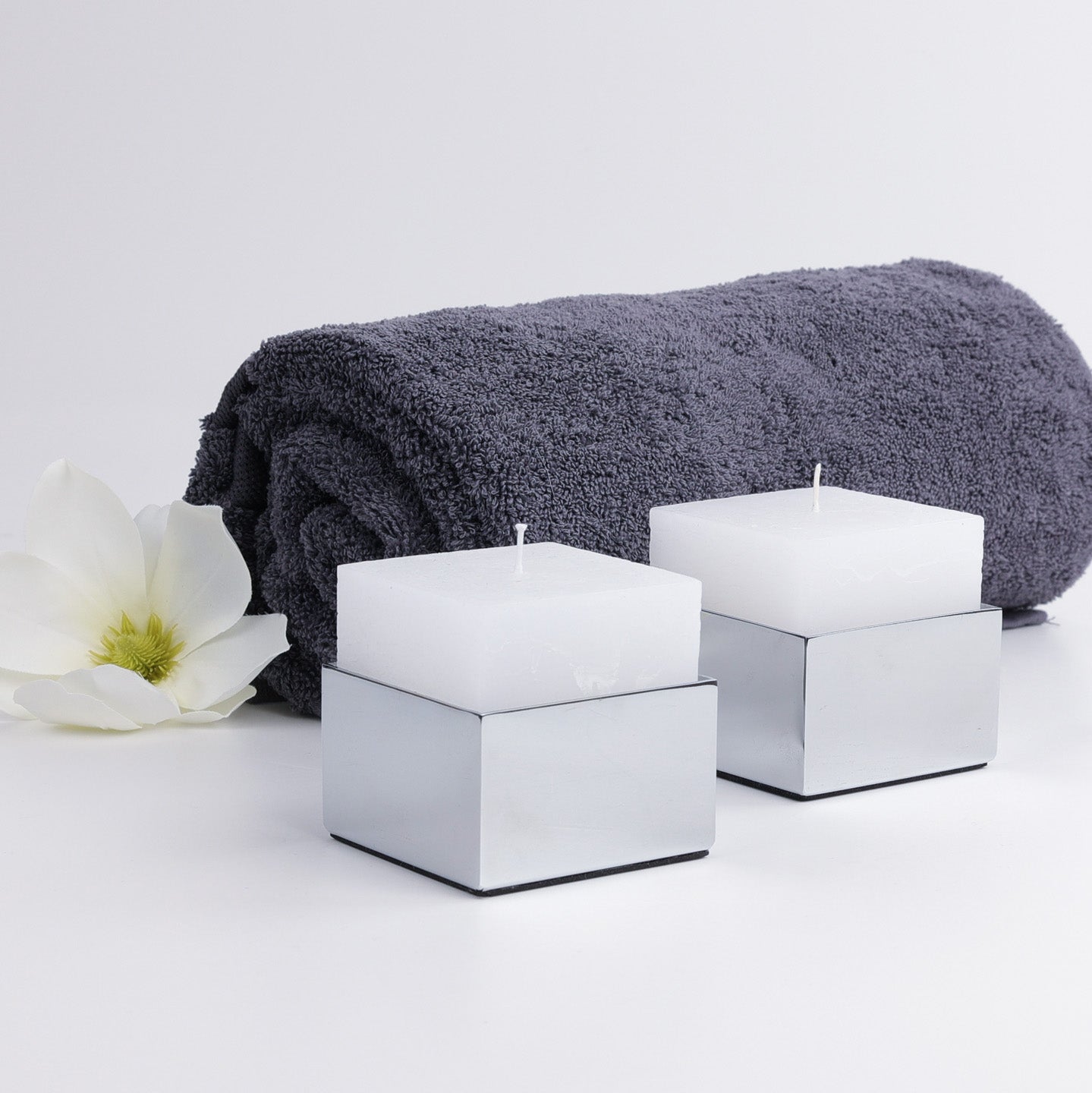 Würfelförmige Kerzen von Decor Walther für Brick Kerzenhalter-Nahaufnahme mit Rhomtuft Handtuch im Hintergrund