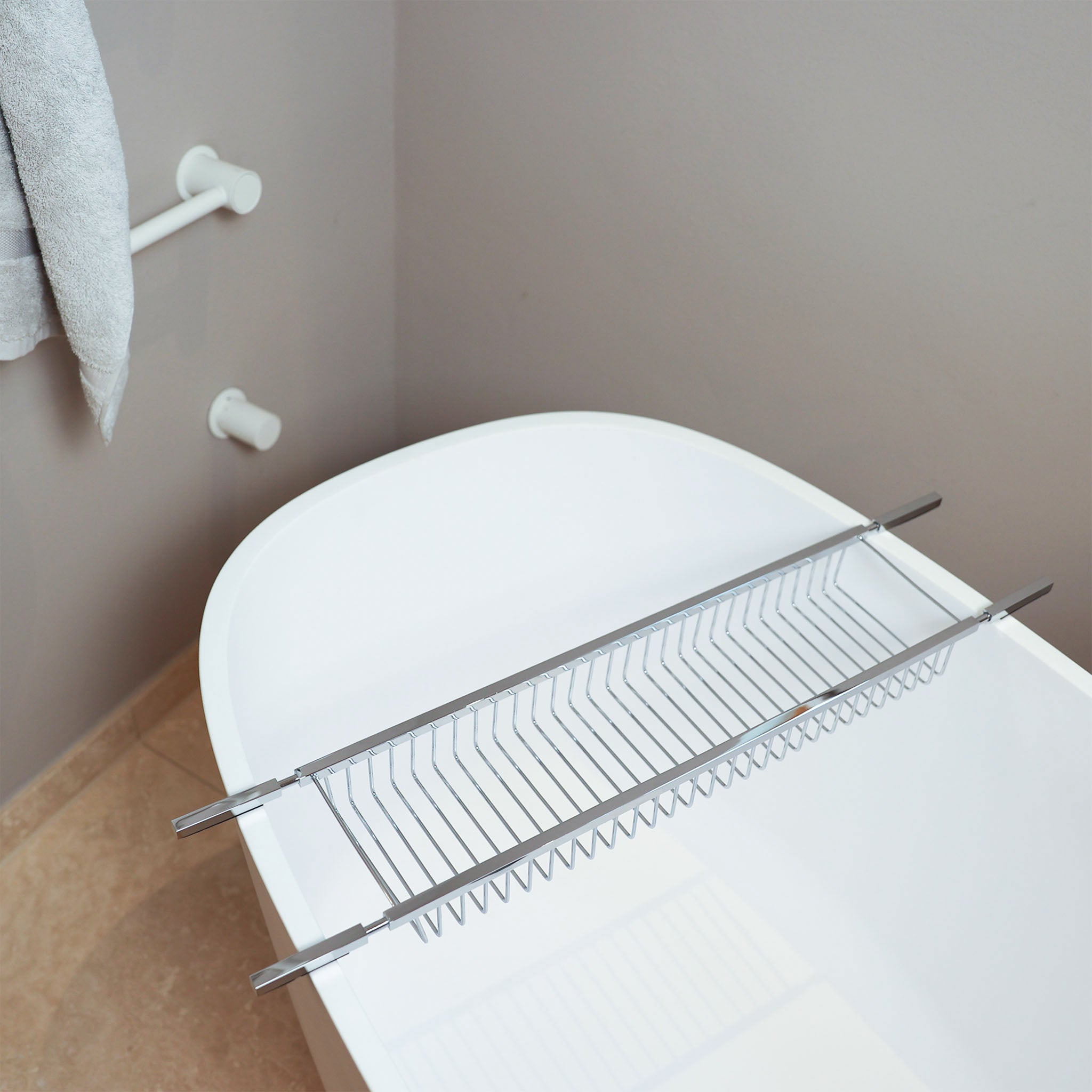 elegante Wannenablage im zeitlosen Stil von Decor Walther - klassischer Look - hochwertig verchromtes Messing - Länge verstellbar