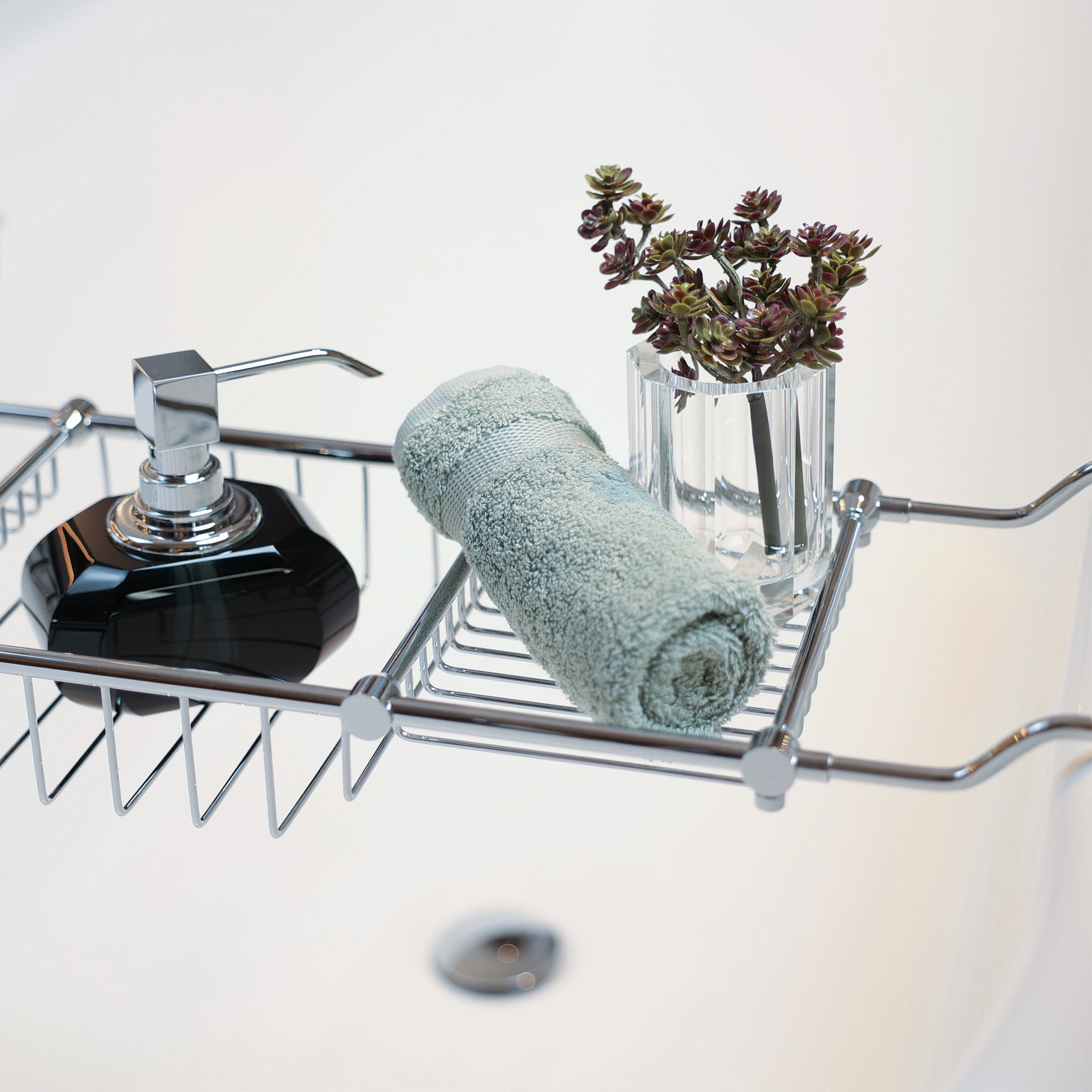 Platz für alle Badeutensilien bietet die Classic Wannenablage von Decor Walther in Chrom - Handtuch in jadegrün von Rhomtuft - Kristall Seifenspender und Becher von Decor Walther - alle erhältlich bei uns in Hamburg und in unserem Online Shop