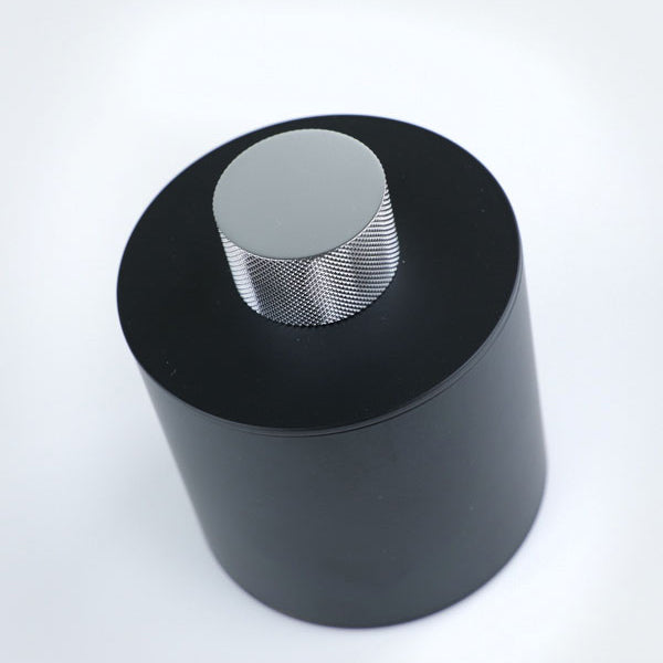 Luxuriöse Badaccessoires in Schwarz Matt und Chrom, inklusive Wattepads-Behälter und Zahnbürstenhalter, von Decor Walther. Verfügbar bei DasFeineBad für Ihr Badezimmer-Upgrade
