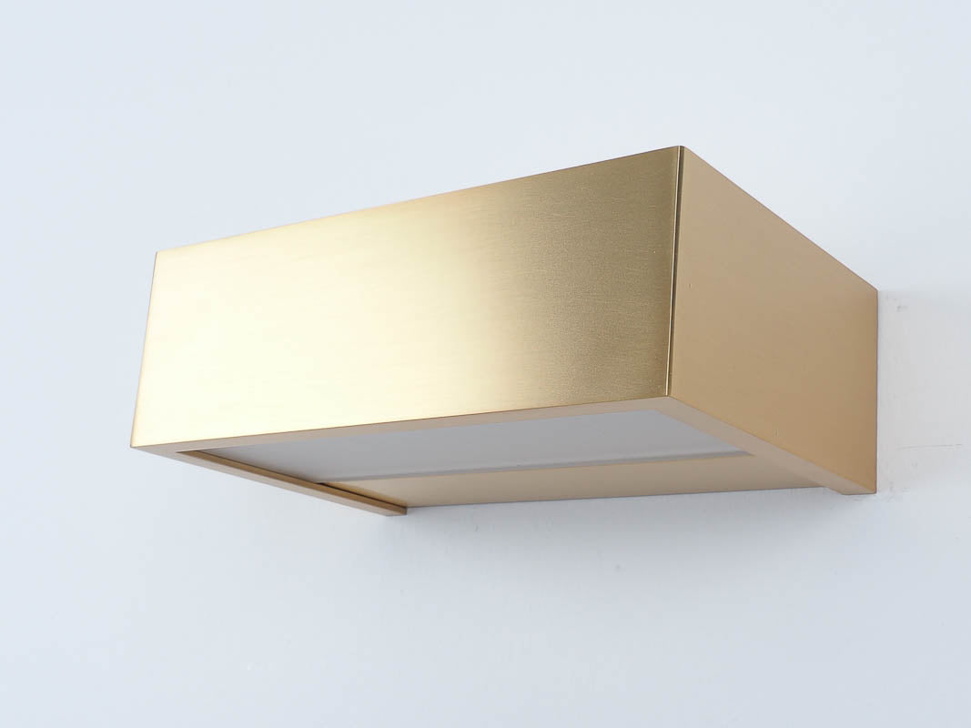 Entdecken Sie die schlichte Eleganz der Decor Walther Box 15 in Gold matt bei dasfeinebad – ideal für eine dezente Luxusbeleuchtung in Ihrem Badezimmer.