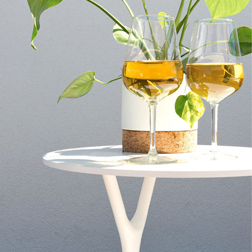 Moderner Beistelltisch in Weiß matt von Frost Denmark – elegante, funktionale Ablagefläche neben Badewanne oder Sessel, ausgezeichnet mit Red Dot Award.