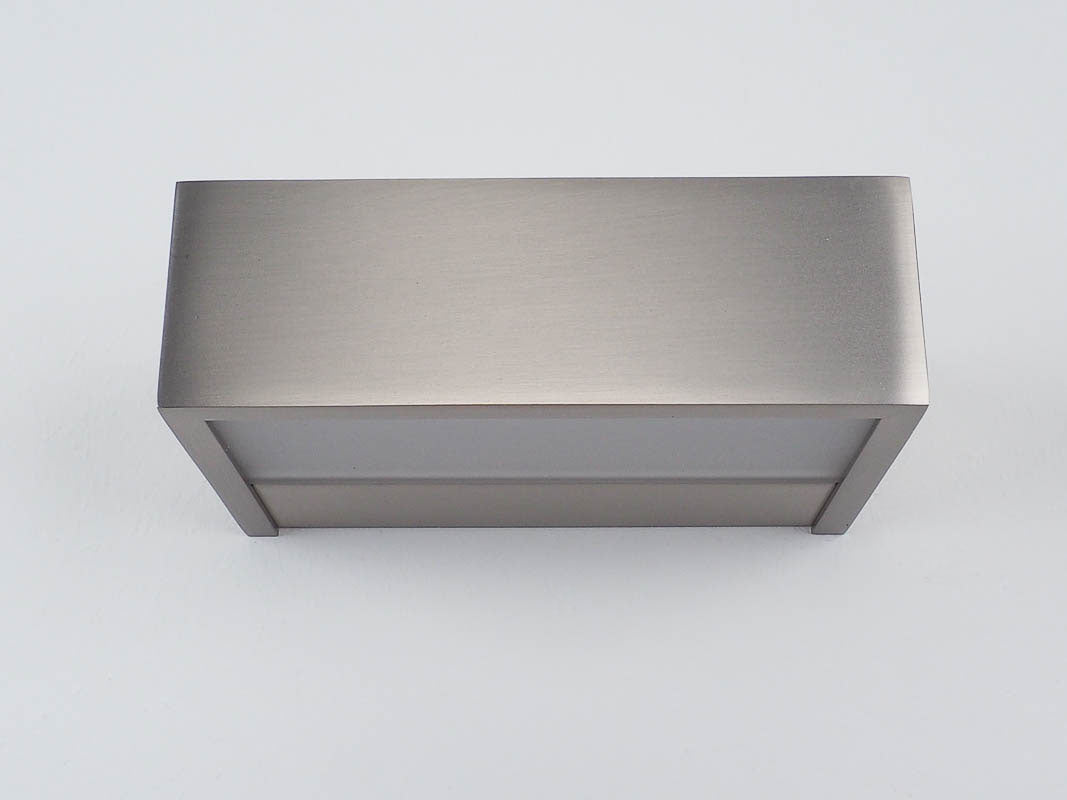 Erleben Sie mit der Decor Walther Box 15 in Nickel Satiniert von dasfeinebad eine zeitgemäße Beleuchtung, die Ästhetik und Funktionalität perfekt vereint.