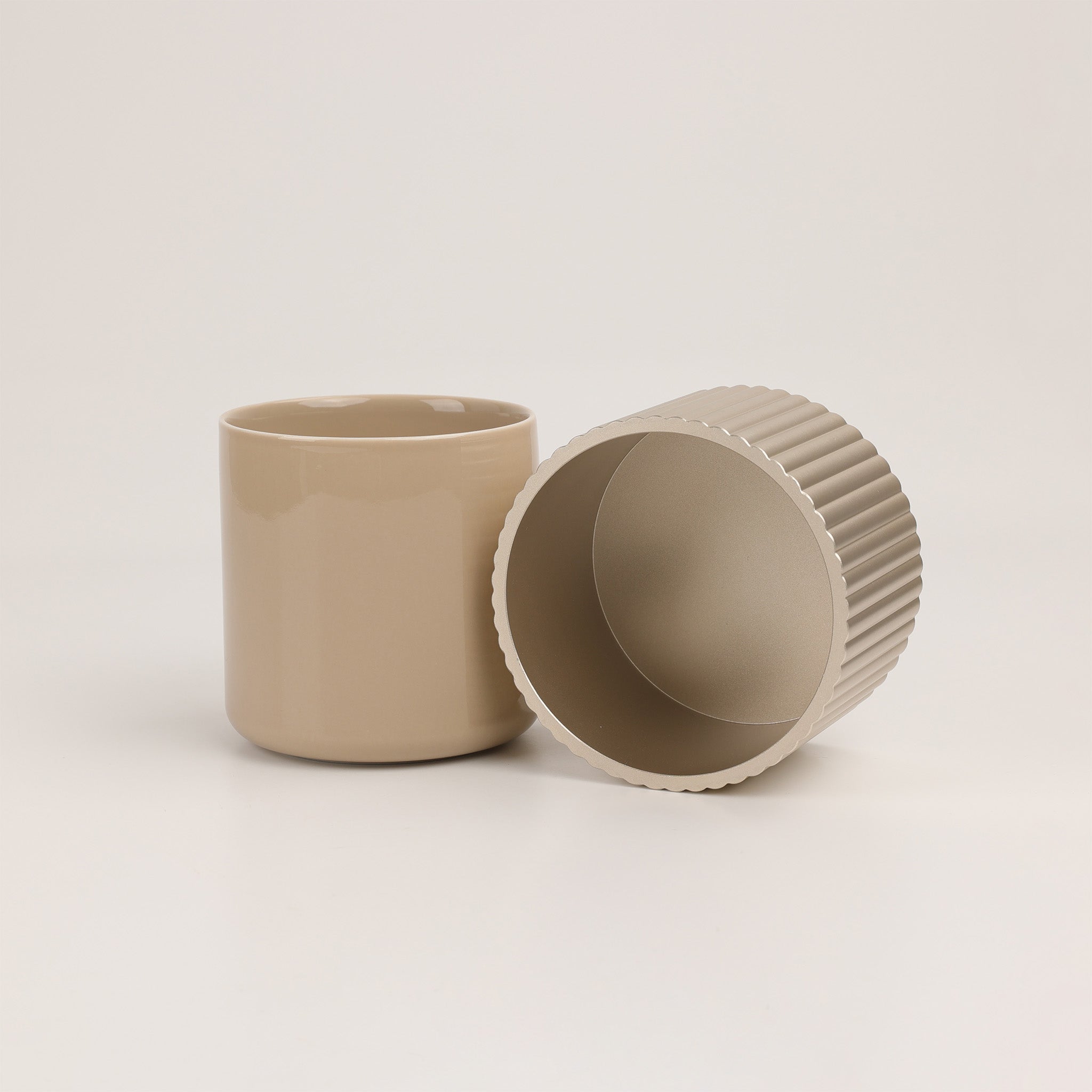 Vielseitige Schmuckbox aus robustem Aluminium und feinem Porzellan, ideal zur Aufbewahrung von Wattepads und Utensilien, Decor Walther OF.LINE